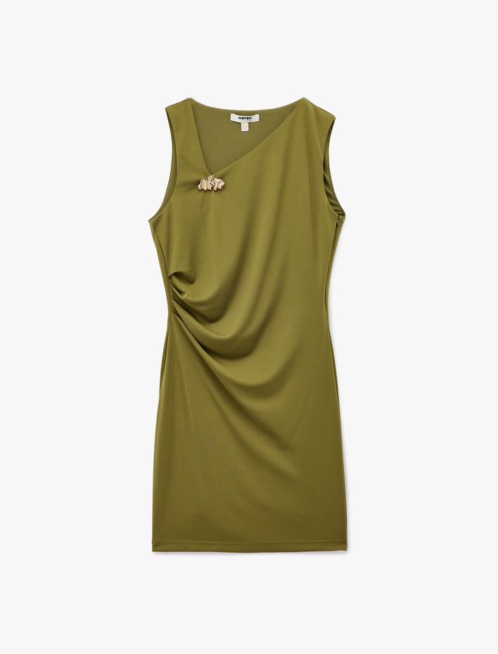  Asimetrik Yaka Metal Aksesuarlı Kolsuz Drapeli Bodycon Mini Abiye Elbise