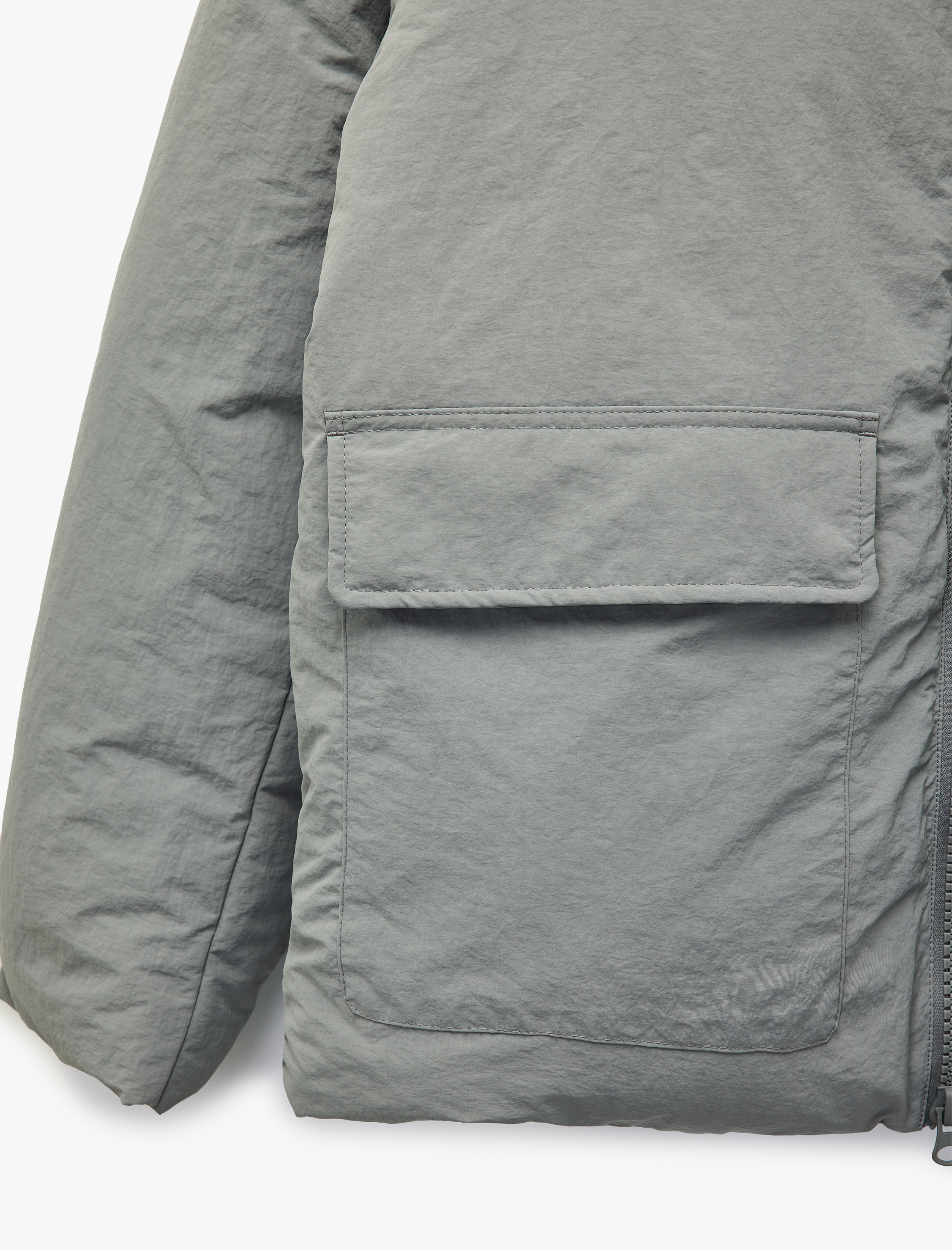   Uzun Kollu Kapaklı Cep Detaylı Fermuarlı Slim Fit Dik Yaka Kışlık Şişme Mont