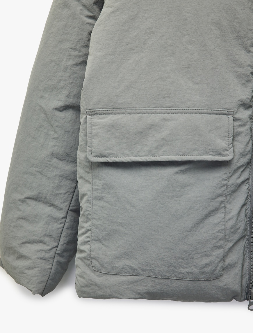   Uzun Kollu Kapaklı Cep Detaylı Fermuarlı Slim Fit Dik Yaka Şişme Mont