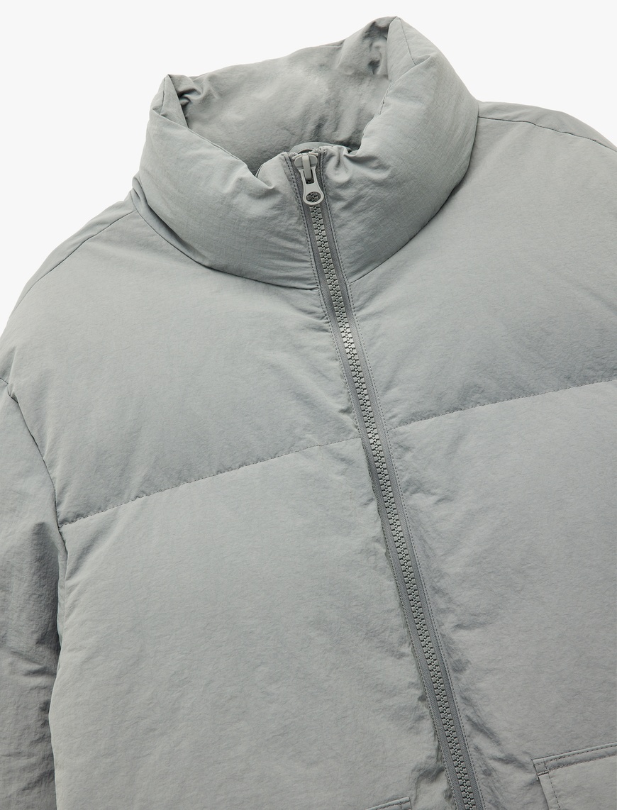   Uzun Kollu Kapaklı Cep Detaylı Fermuarlı Slim Fit Dik Yaka Şişme Mont