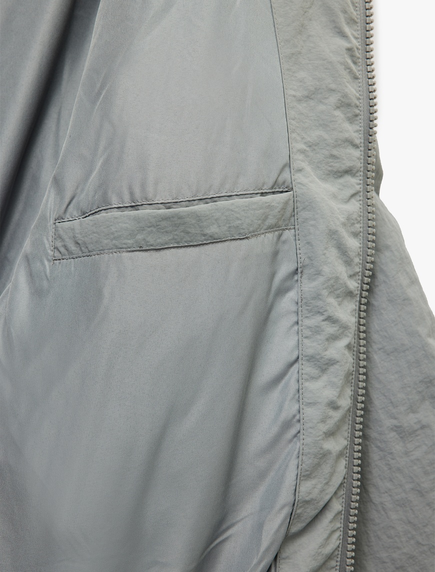   Uzun Kollu Kapaklı Cep Detaylı Fermuarlı Slim Fit Dik Yaka Şişme Mont
