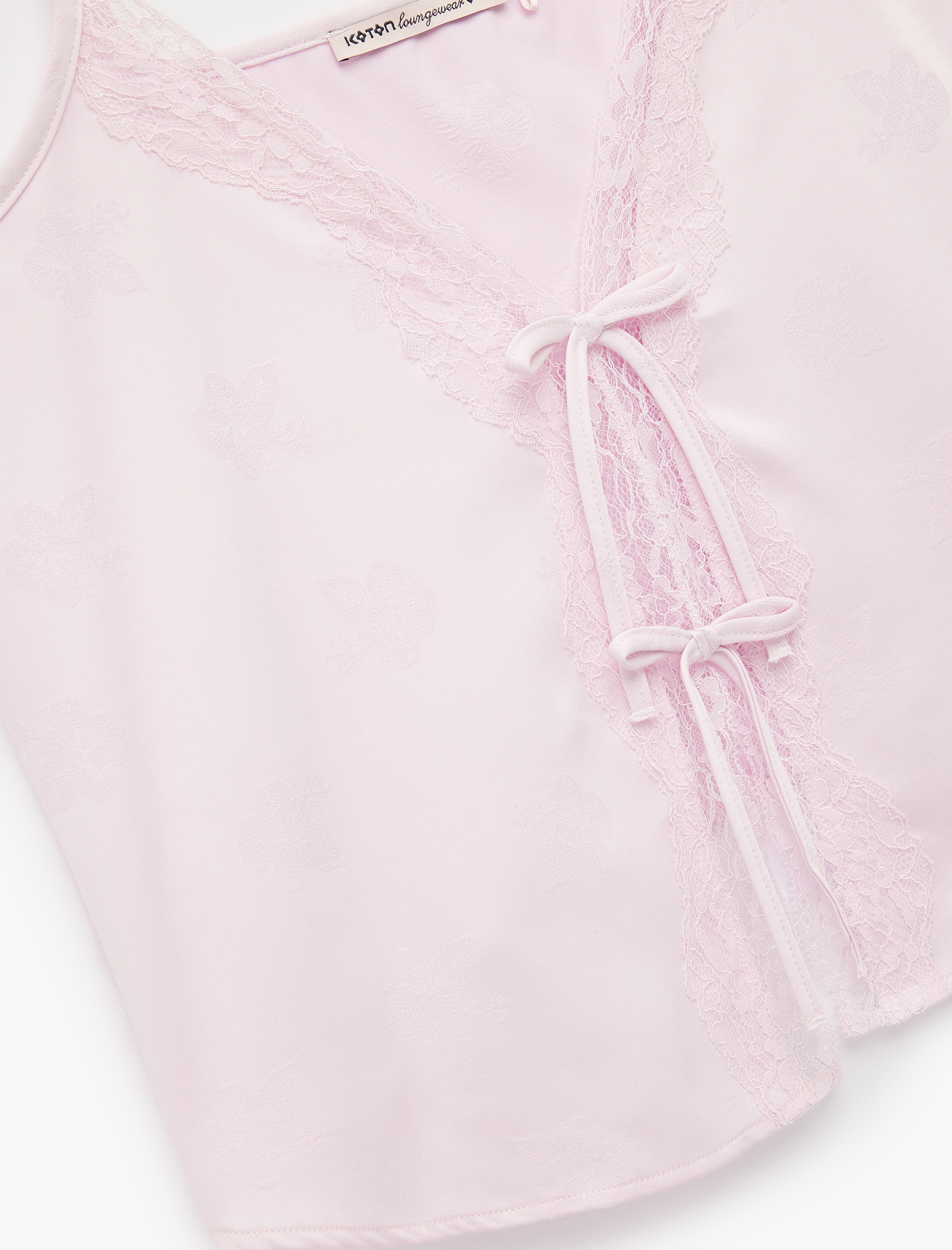   Dantelli Fiyonk Detaylı İnce Askılı Saten Pijama Üstü