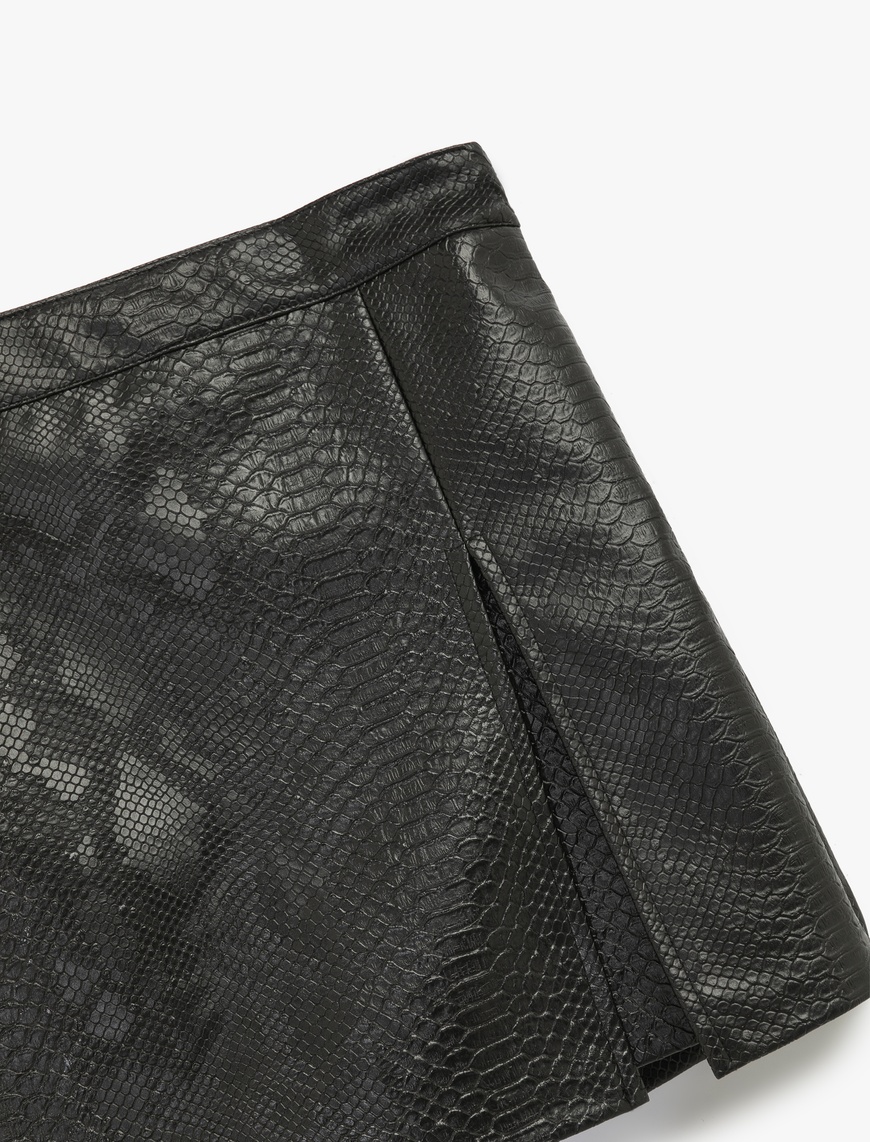   Slim Fit Yırtmaç Detaylı Yılan Derisi Dokulu Suni Deri Şort Etek
