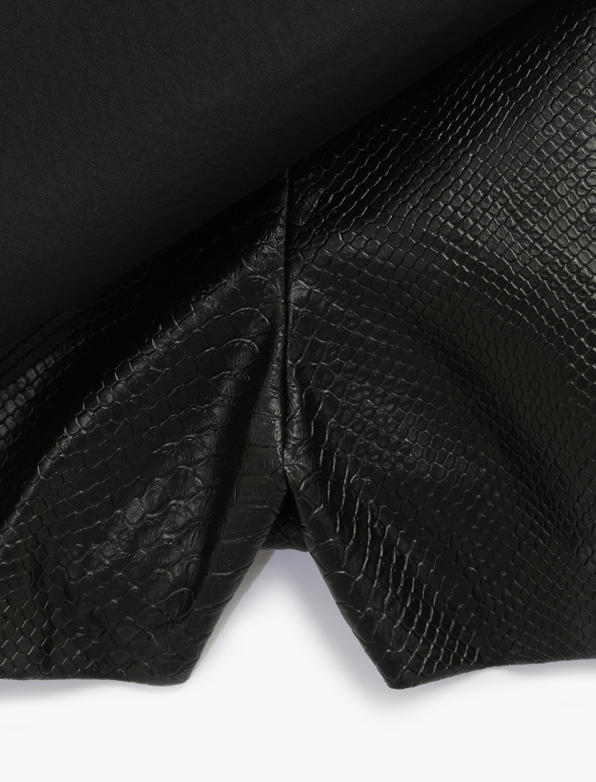   Slim Fit Yırtmaç Detaylı Yılan Derisi Dokulu Suni Deri Şort Etek