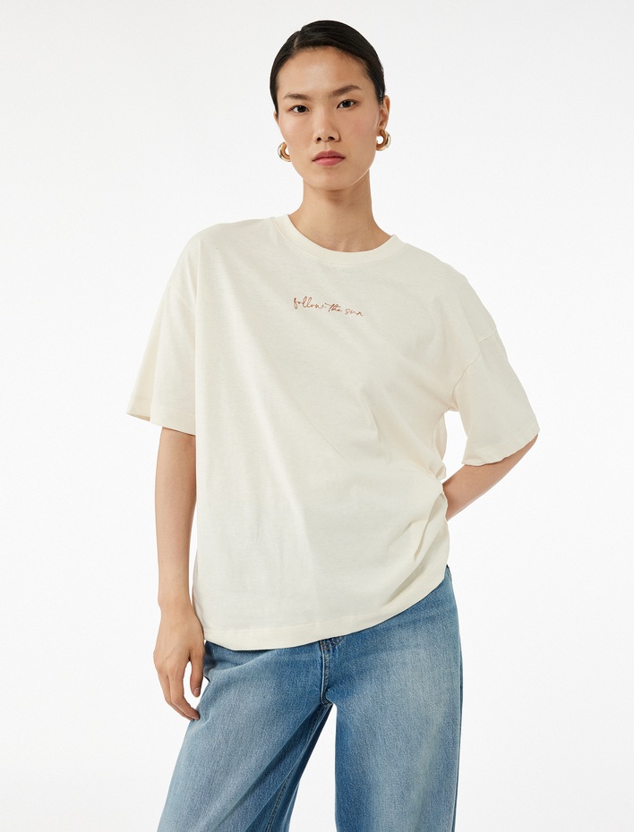  Pamuklu Kısa Kollu Bisiklet Yaka Arkası Ayçiçeği Baskılı Oversize Tişört