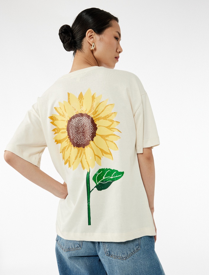  Pamuklu Kısa Kollu Bisiklet Yaka Arkası Ayçiçeği Baskılı Oversize Tişört