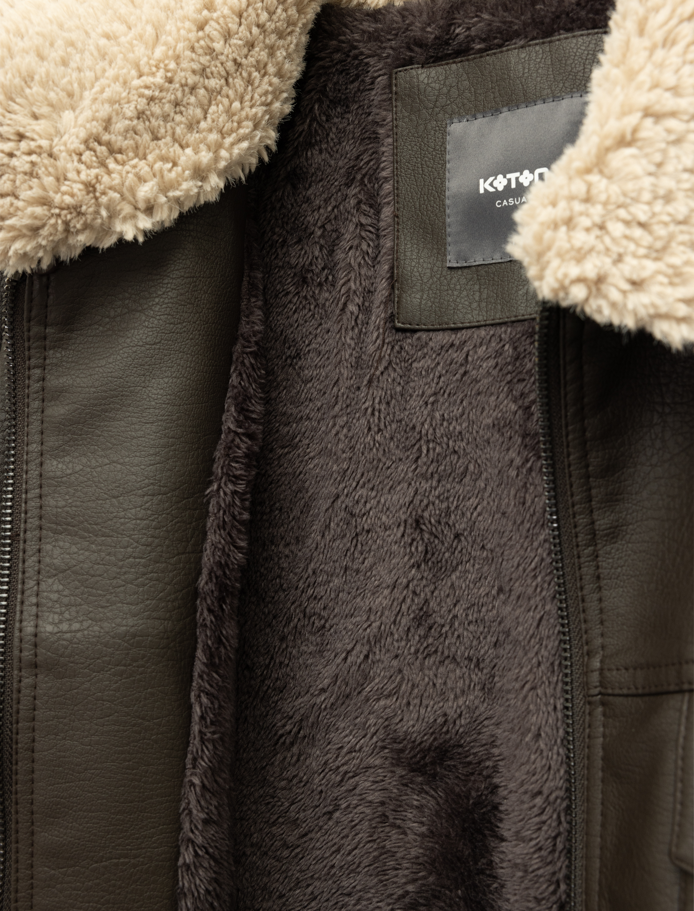   Uzun Kollu Kapaklı Cep Detaylı Slim Fit Peluş Yaka Suni Deri Ceket