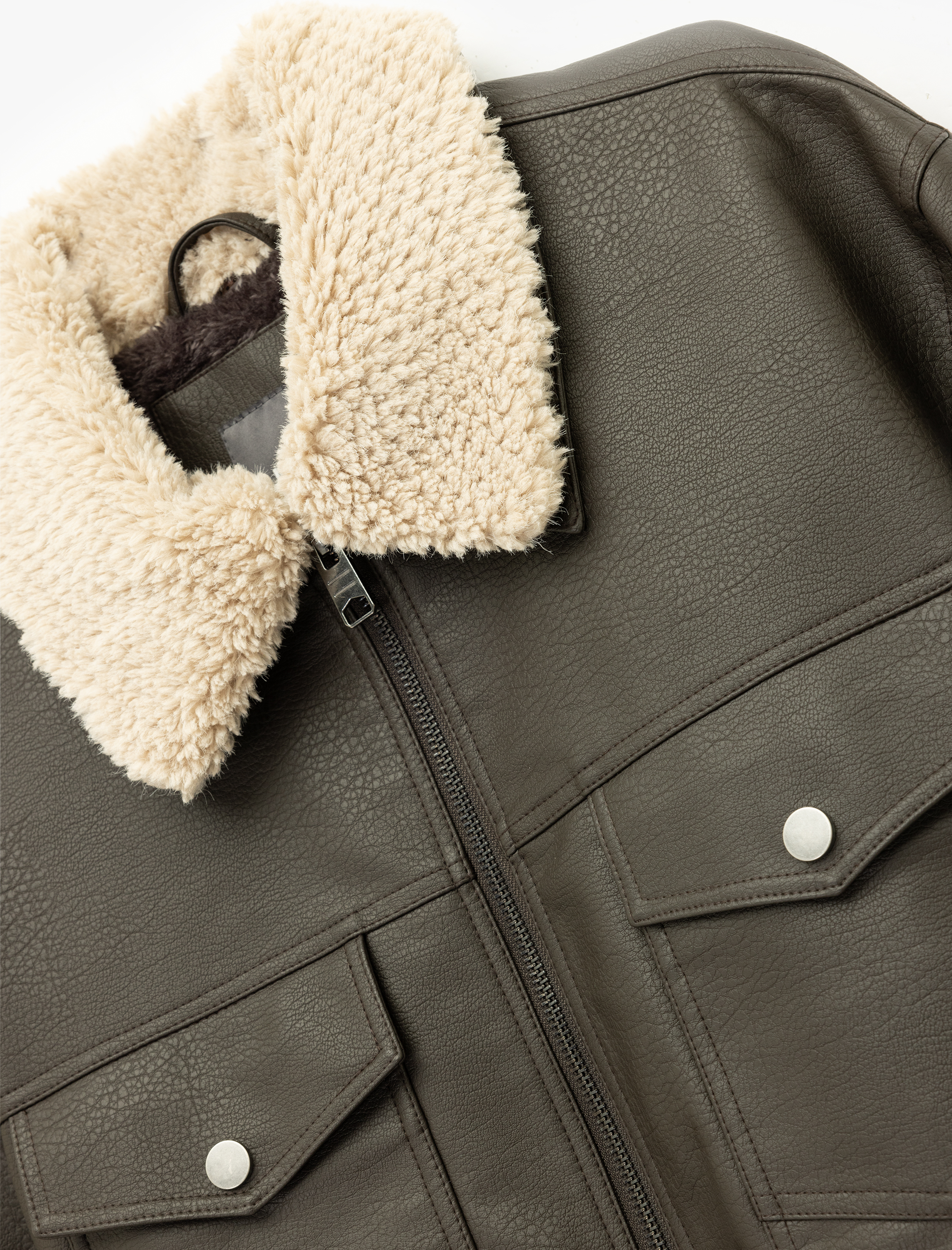   Uzun Kollu Kapaklı Cep Detaylı Slim Fit Peluş Yaka Suni Deri Ceket