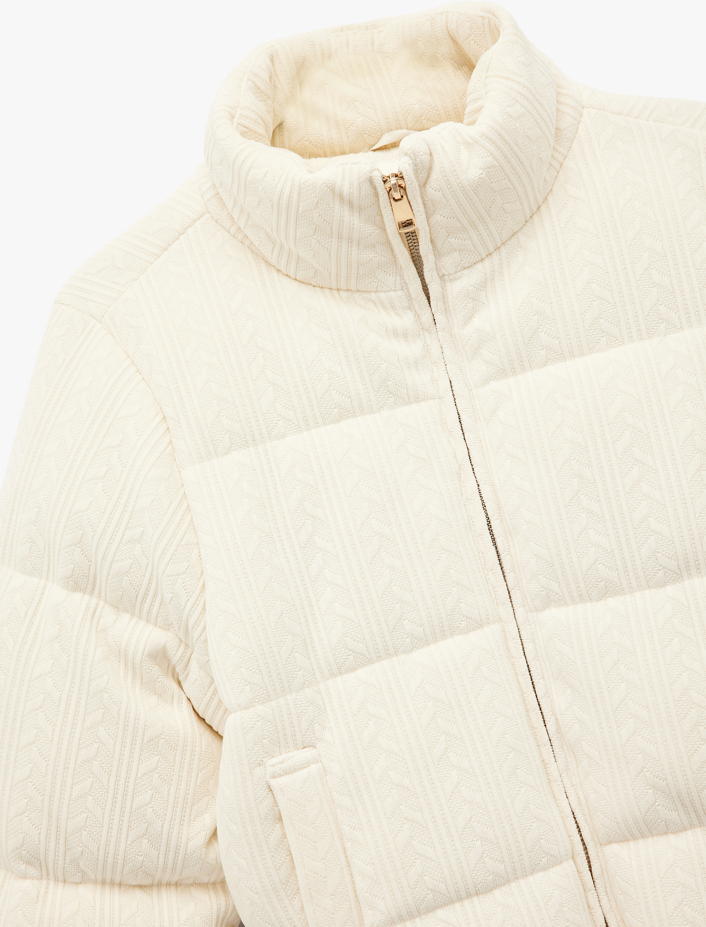   Koton X Şahika Ercümen - Cepli Saç Örgü Dokulu Dik Yaka Uzun Kollu Fermuarlı Kısa Şişme Mont