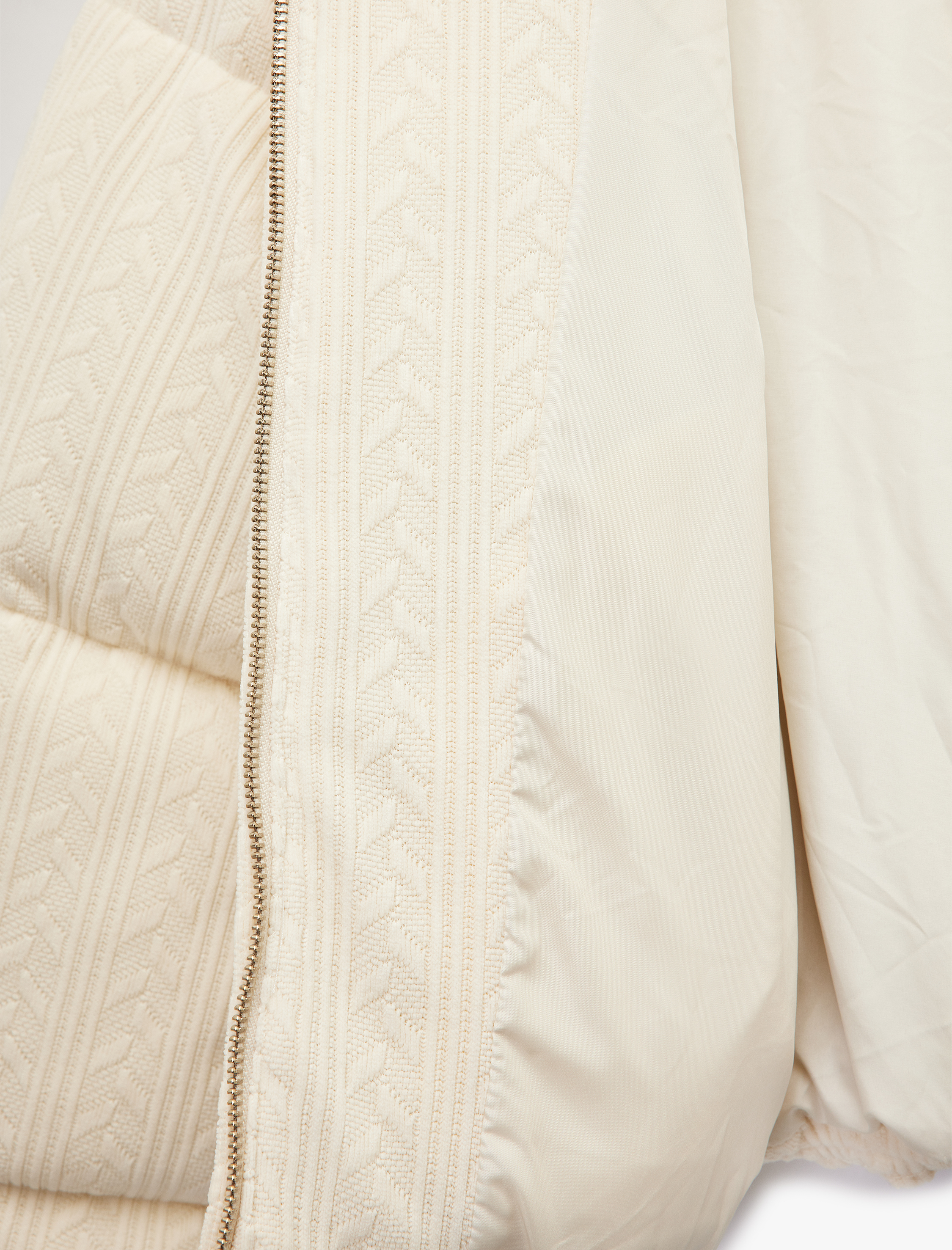   Koton X Şahika Ercümen - Cepli Saç Örgü Dokulu Dik Yaka Uzun Kollu Fermuarlı Kısa Şişme Mont