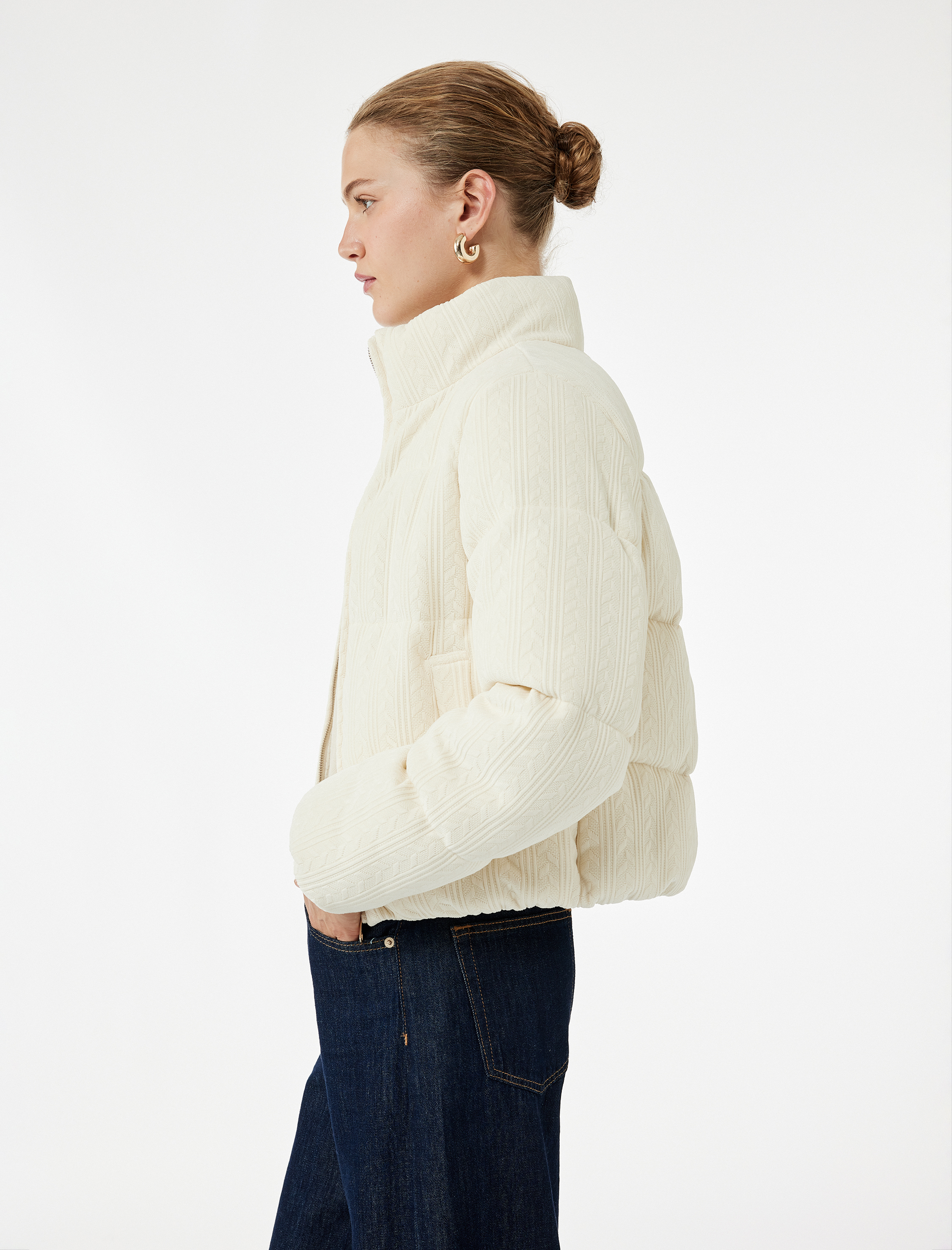   Koton X Şahika Ercümen - Cepli Saç Örgü Dokulu Dik Yaka Uzun Kollu Fermuarlı Kısa Şişme Mont