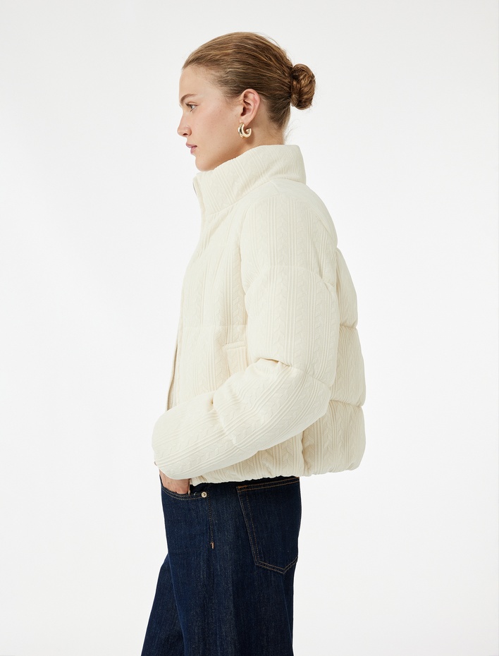  Koton X Şahika Ercümen - Cepli Saç Örgü Dokulu Dik Yaka Uzun Kollu Fermuarlı Kısa Şişme Mont