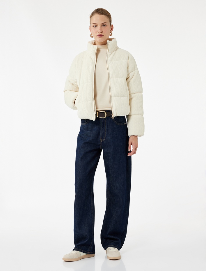  Koton X Şahika Ercümen - Cepli Saç Örgü Dokulu Dik Yaka Uzun Kollu Fermuarlı Kısa Şişme Mont