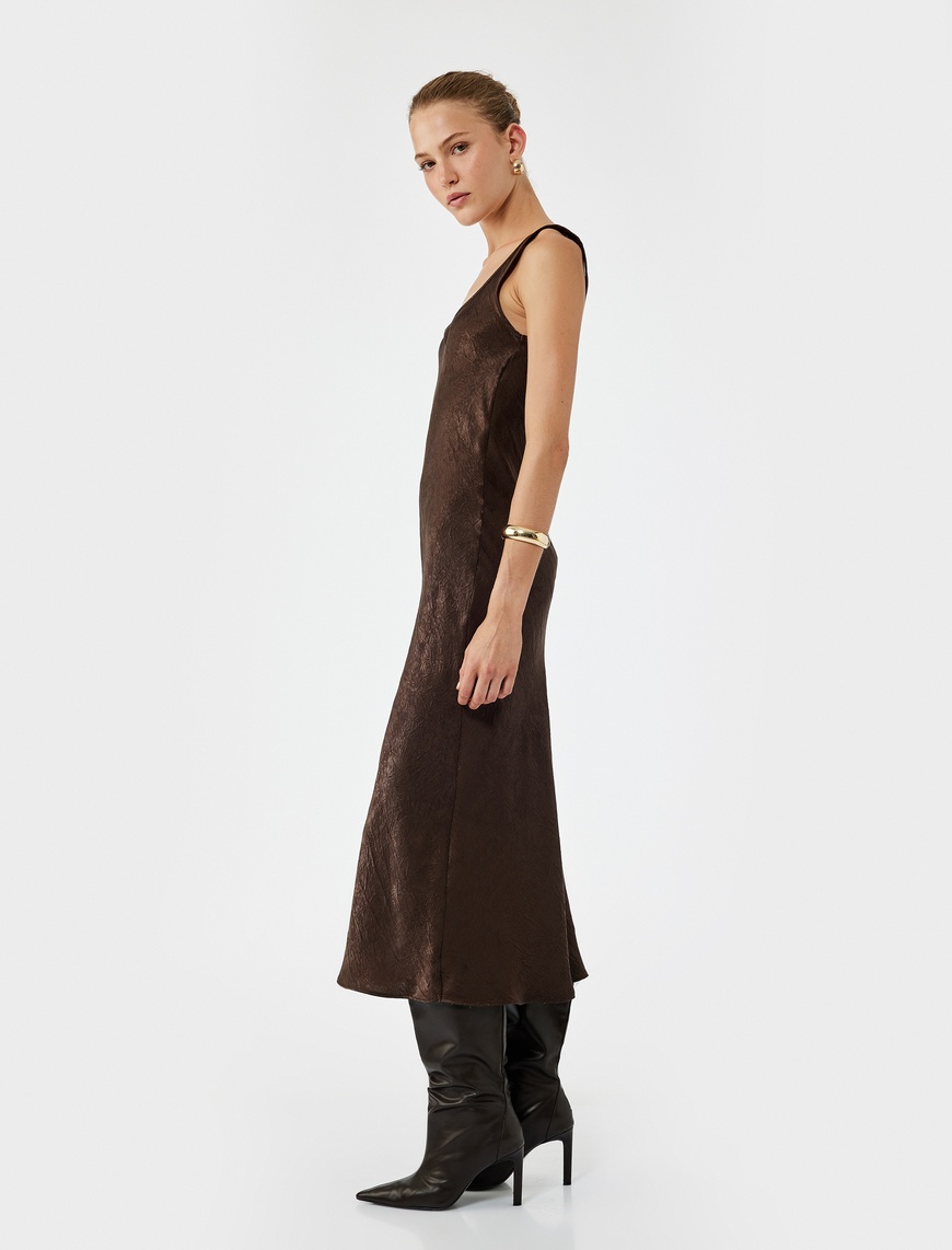   Slim Fit Kolsuz U Yaka Kalın Askılı Uzun Saten Elbise
