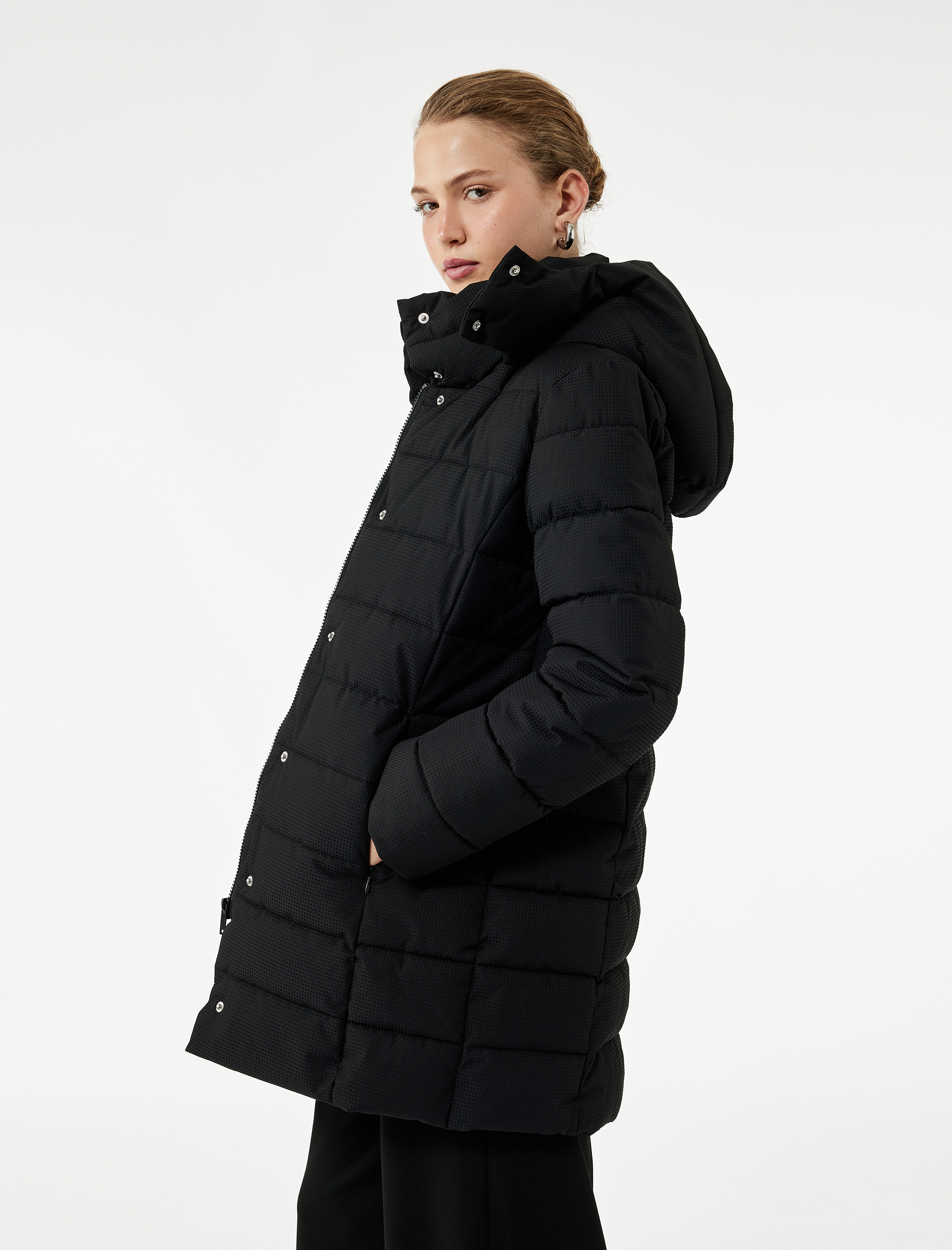   Astarlı Cepli Fermuarlı Uzun Kollu Su İtici Kapüşonlu Şişme Mont