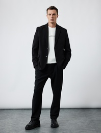 Uzun Kollu Kapaklı Cep Detaylı Düğmeli Slim Fit Mono Yaka Blazer Ceket