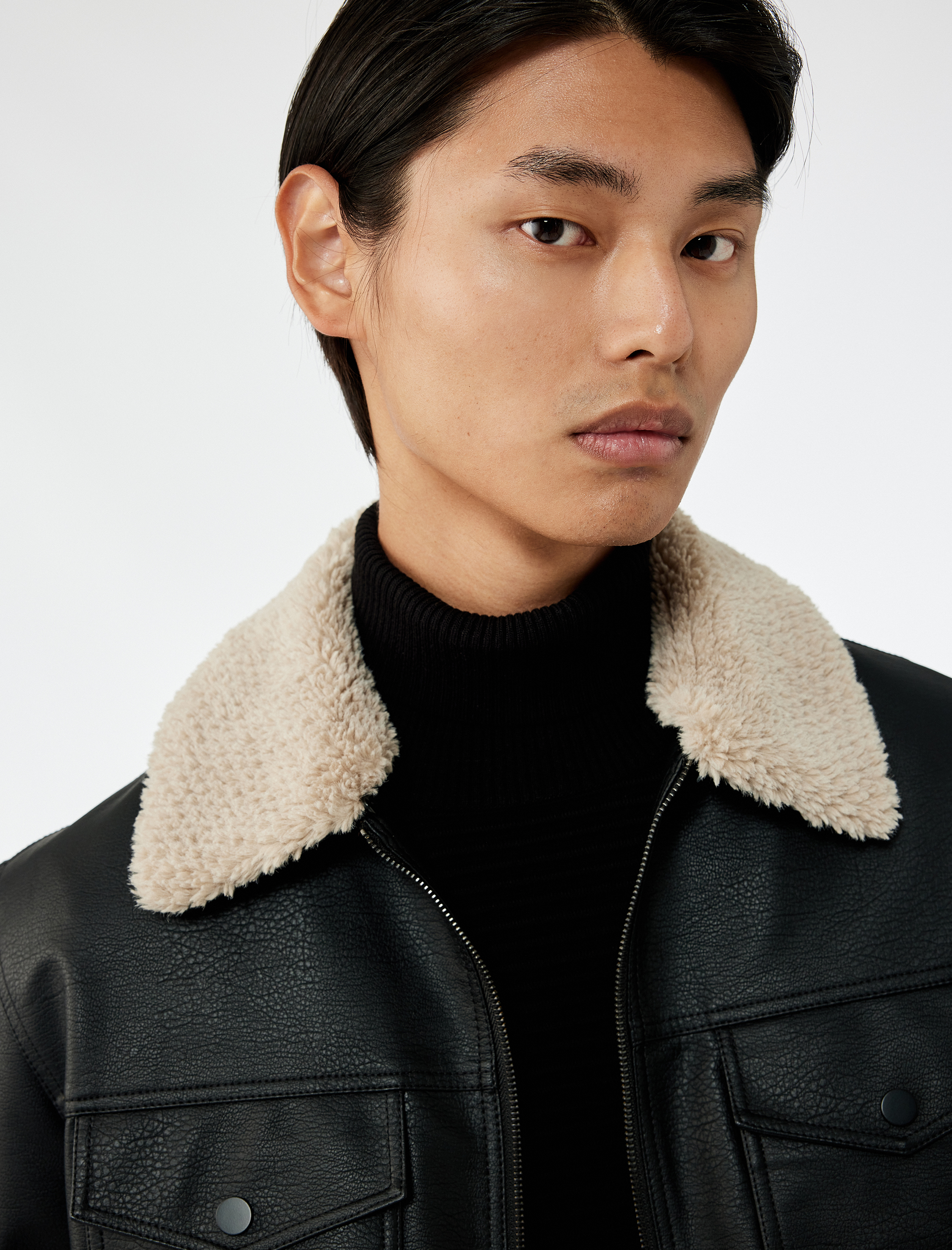   Uzun Kollu Kapaklı Cep Detaylı Slim Fit Peluş Yaka Suni Deri Ceket