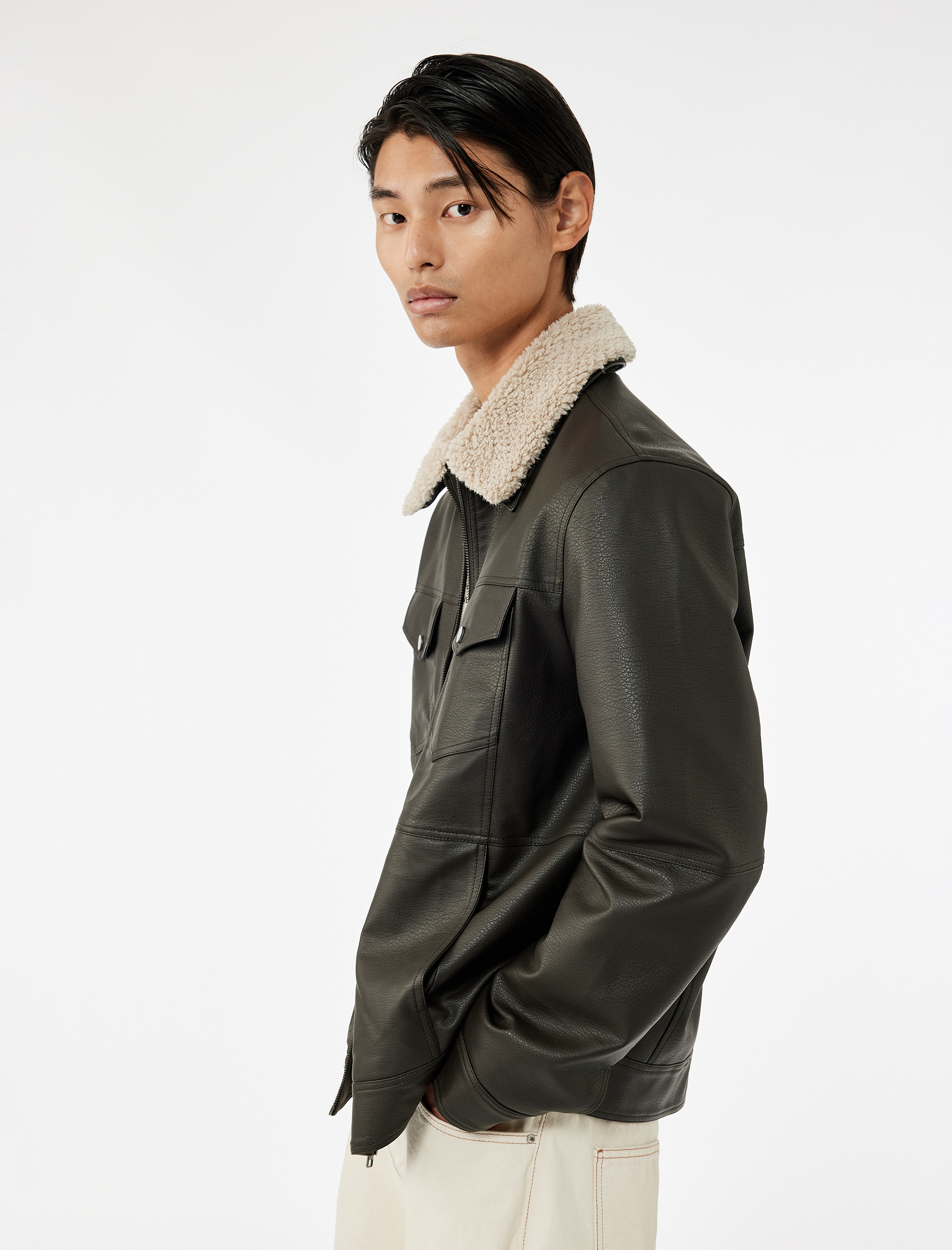   Uzun Kollu Kapaklı Cep Detaylı Slim Fit Peluş Yaka Suni Deri Ceket