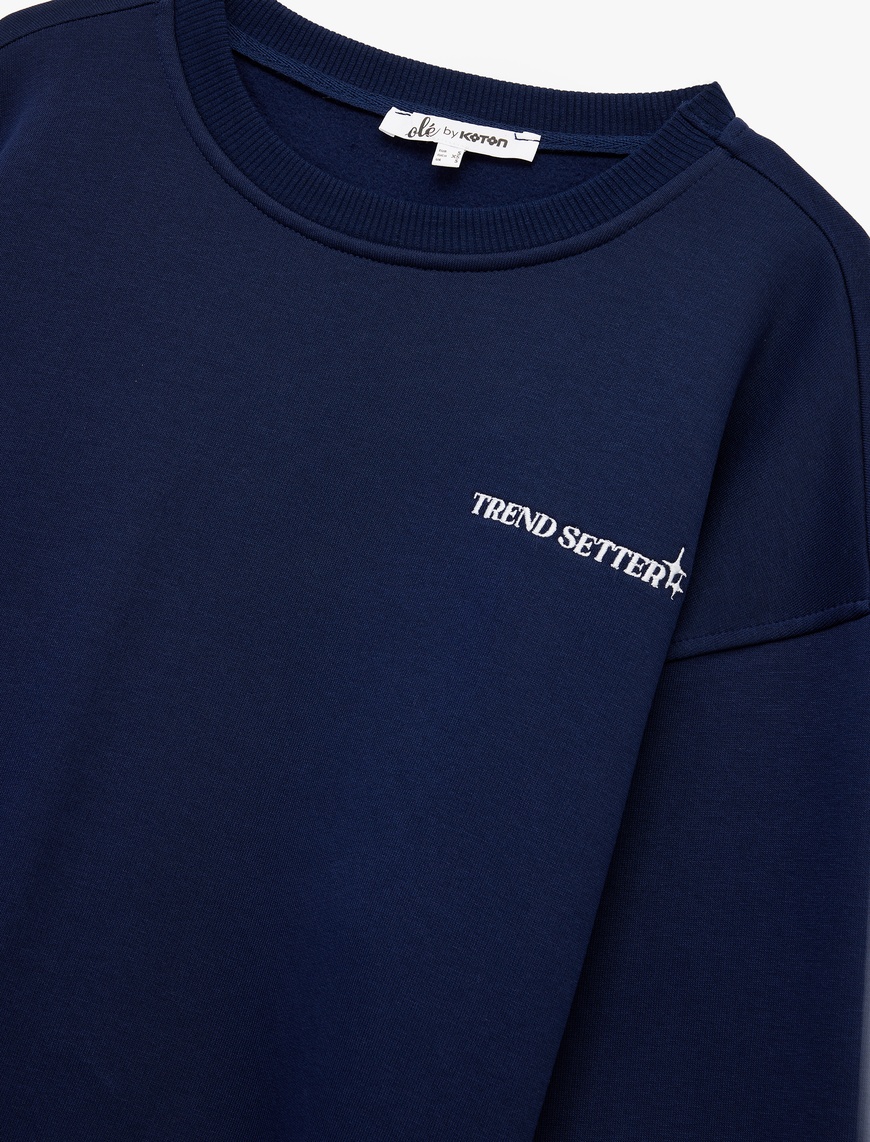   Şardonlu Uzun Kollu Rahat Kesim Bisiklet Yaka Yıldız Dikiş Detaylı Baskılı Sweatshirt