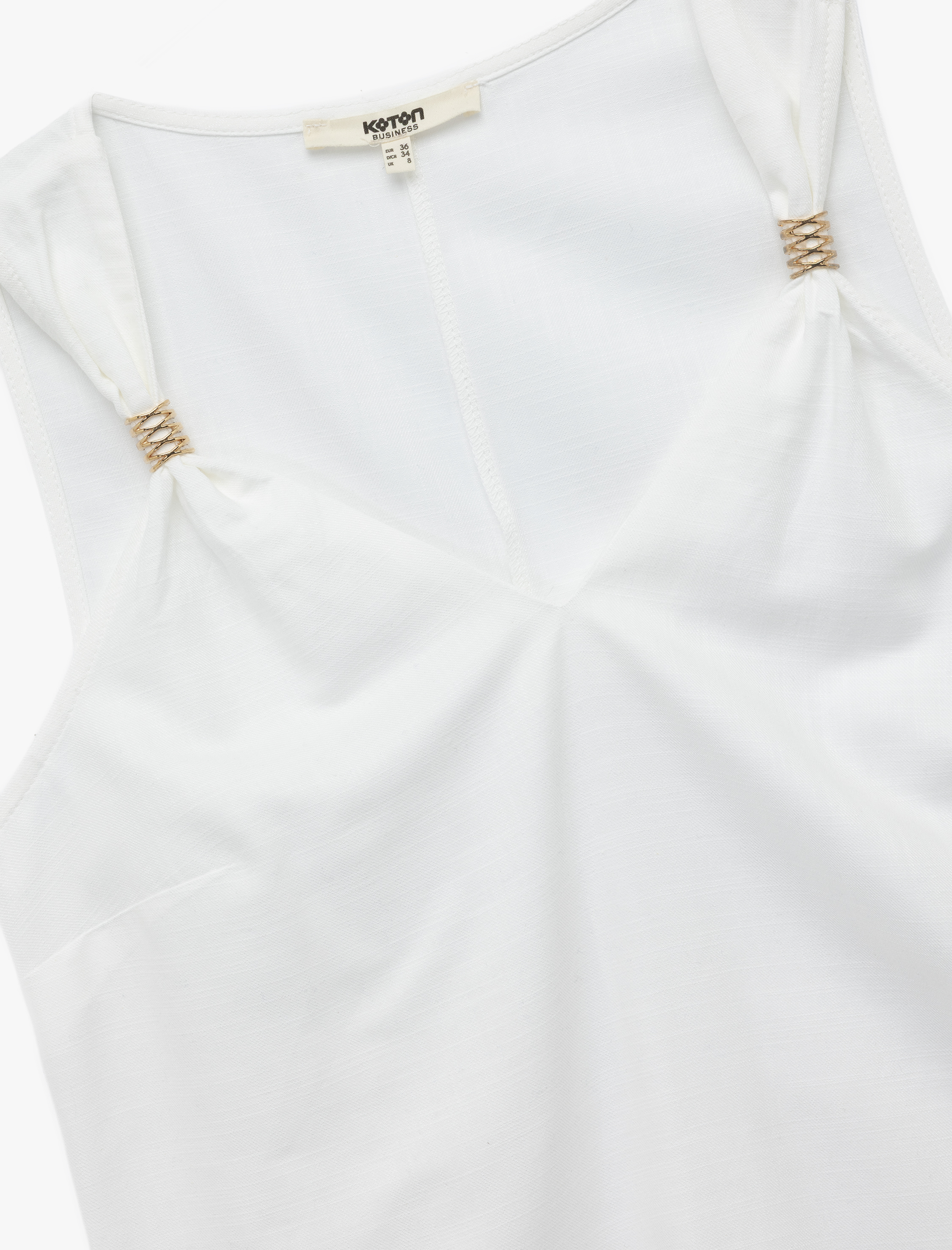   Aksesuar Detaylı V Yaka Kolsuz Bluz