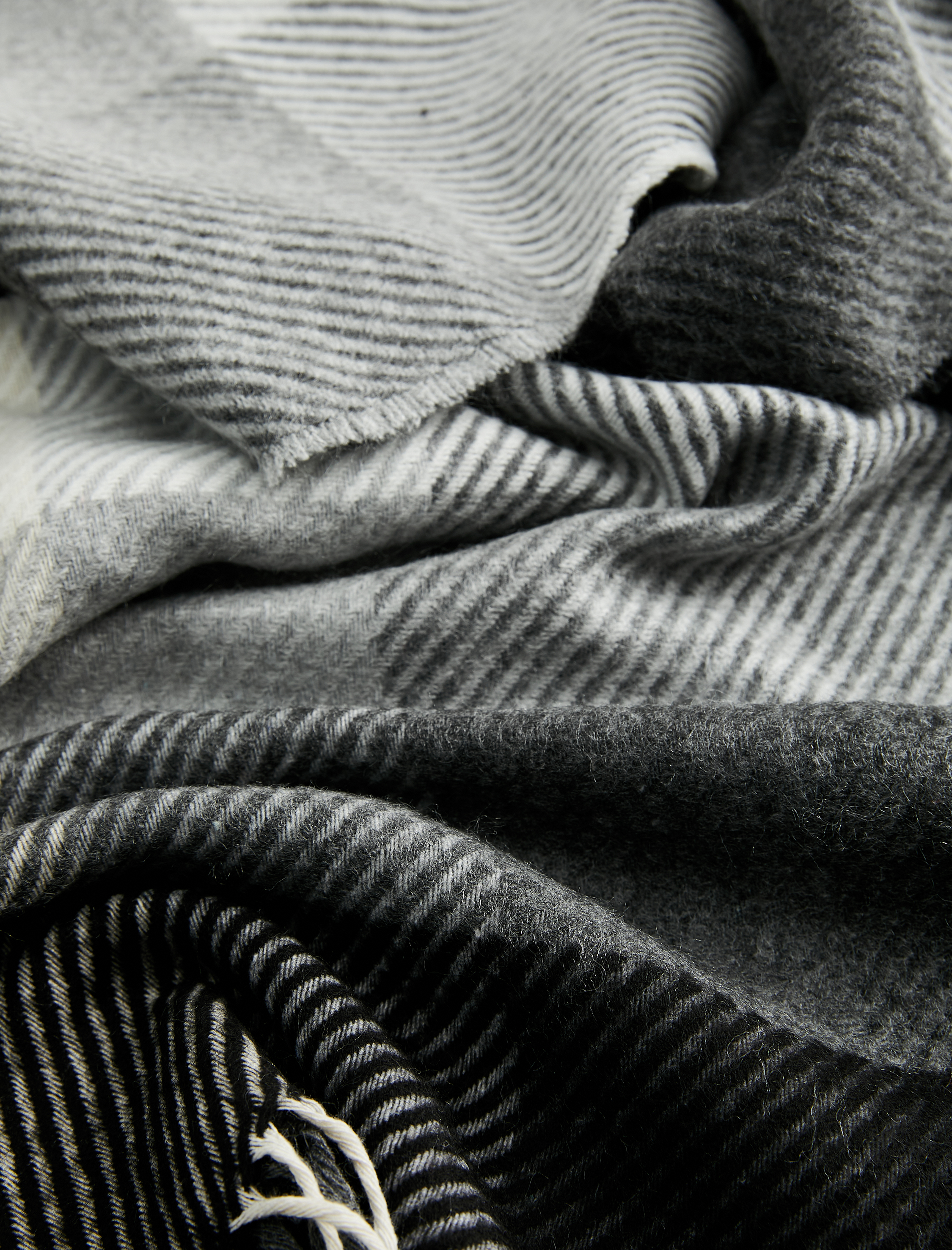  Kadın Ekoseli Püsküllü Uzun Atkı