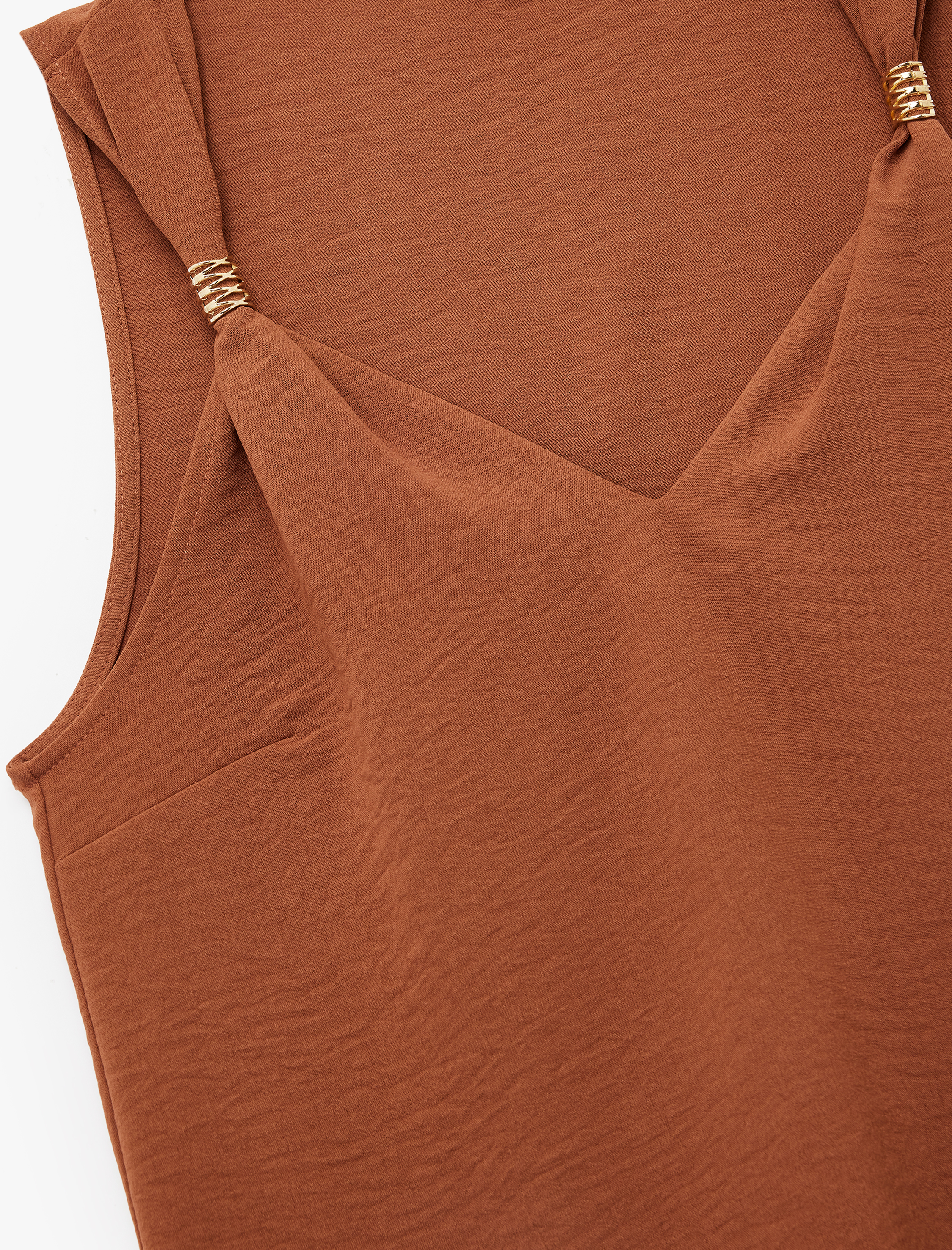   Aksesuar Detaylı V Yaka Kolsuz Bluz