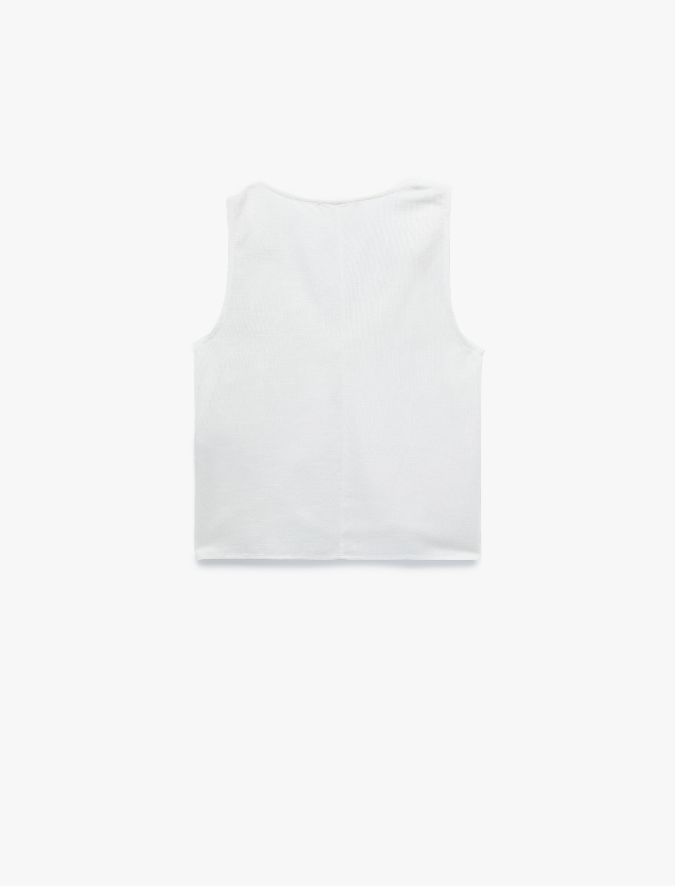   Aksesuar Detaylı V Yaka Kolsuz Bluz