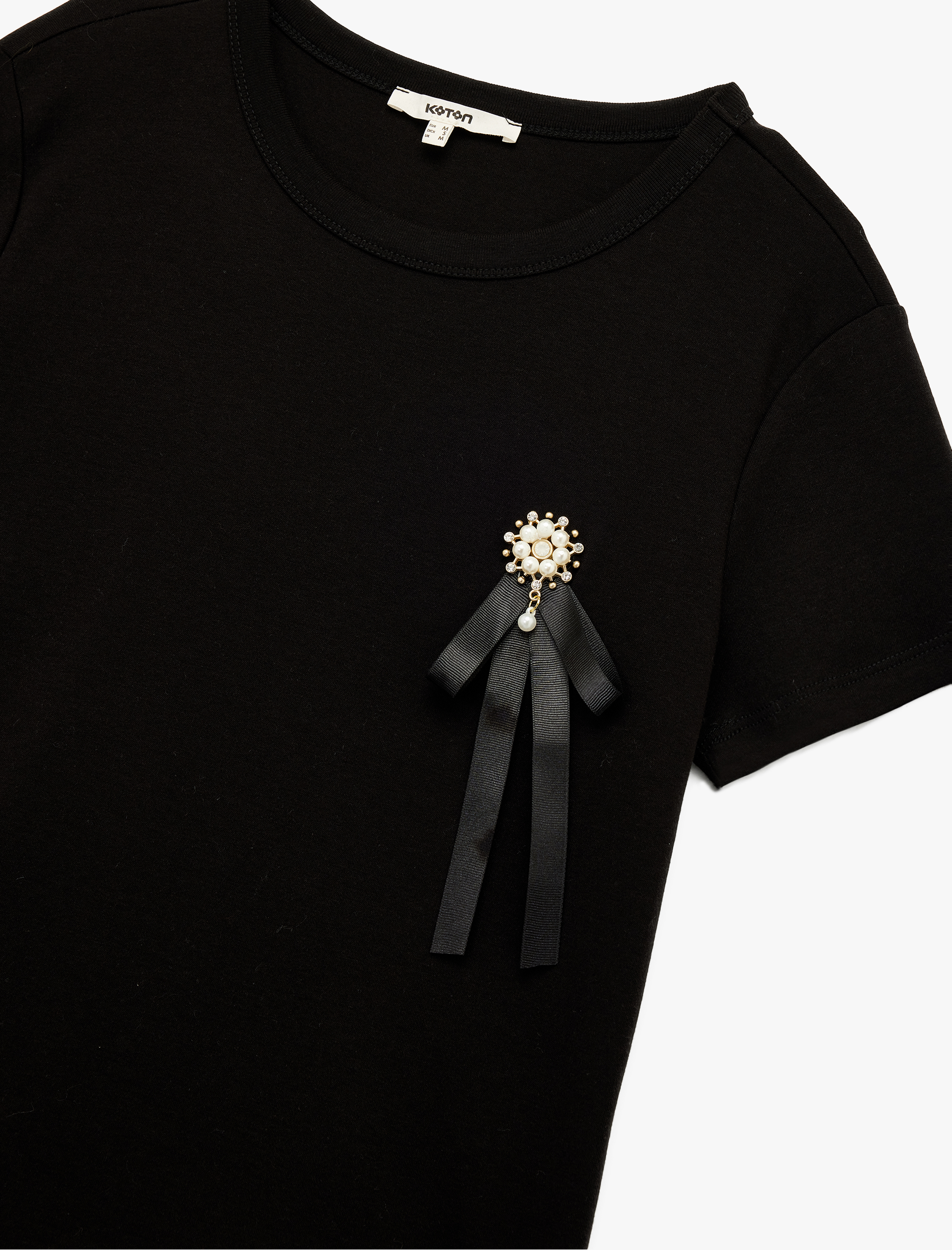   Pamuklu Broş Detaylı Fiyonklu Kısa Kollu Bisiklet Yaka Tişört