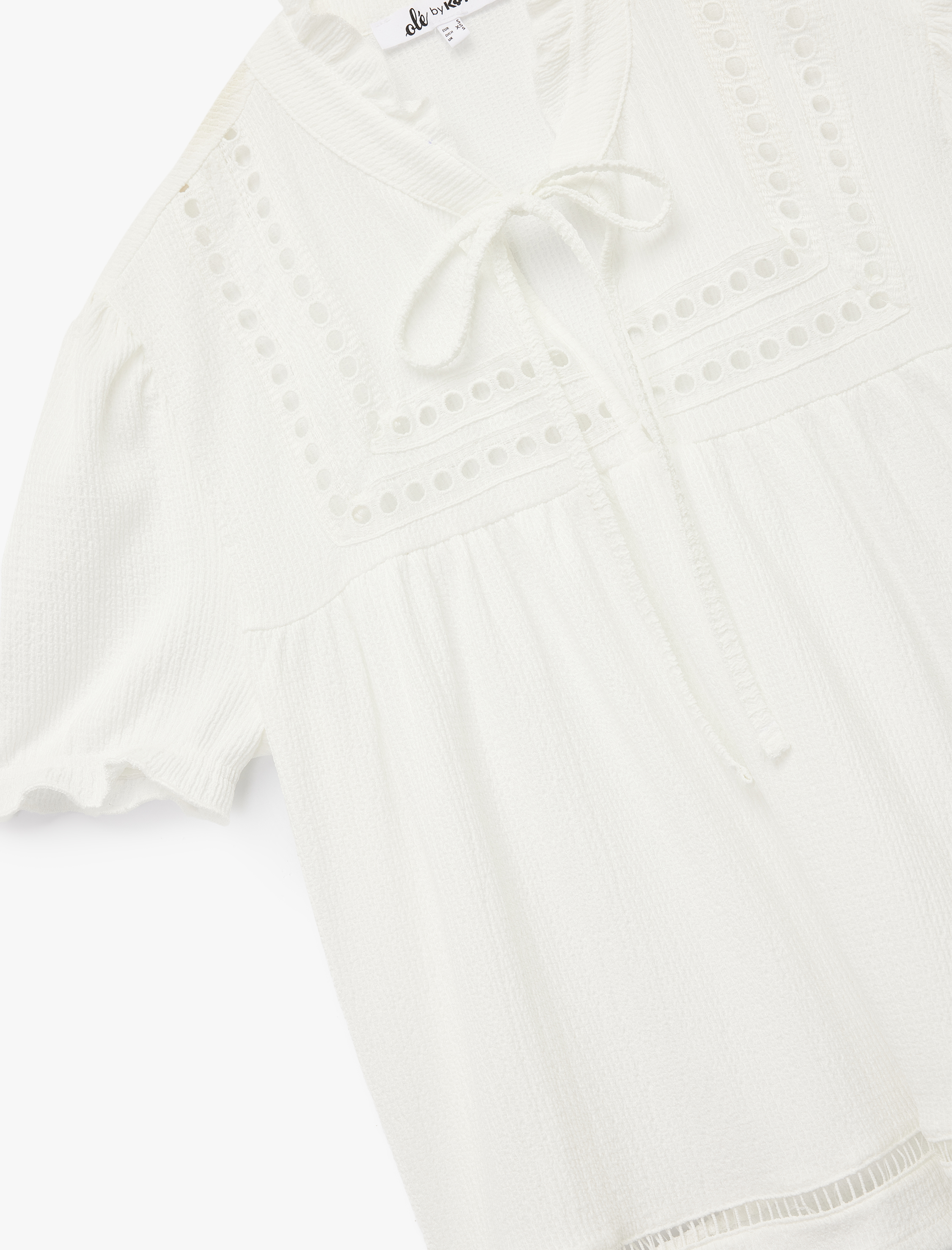   Fiyonklu Bağlama Detaylı Kısa Kollu Dik Yaka Bluz