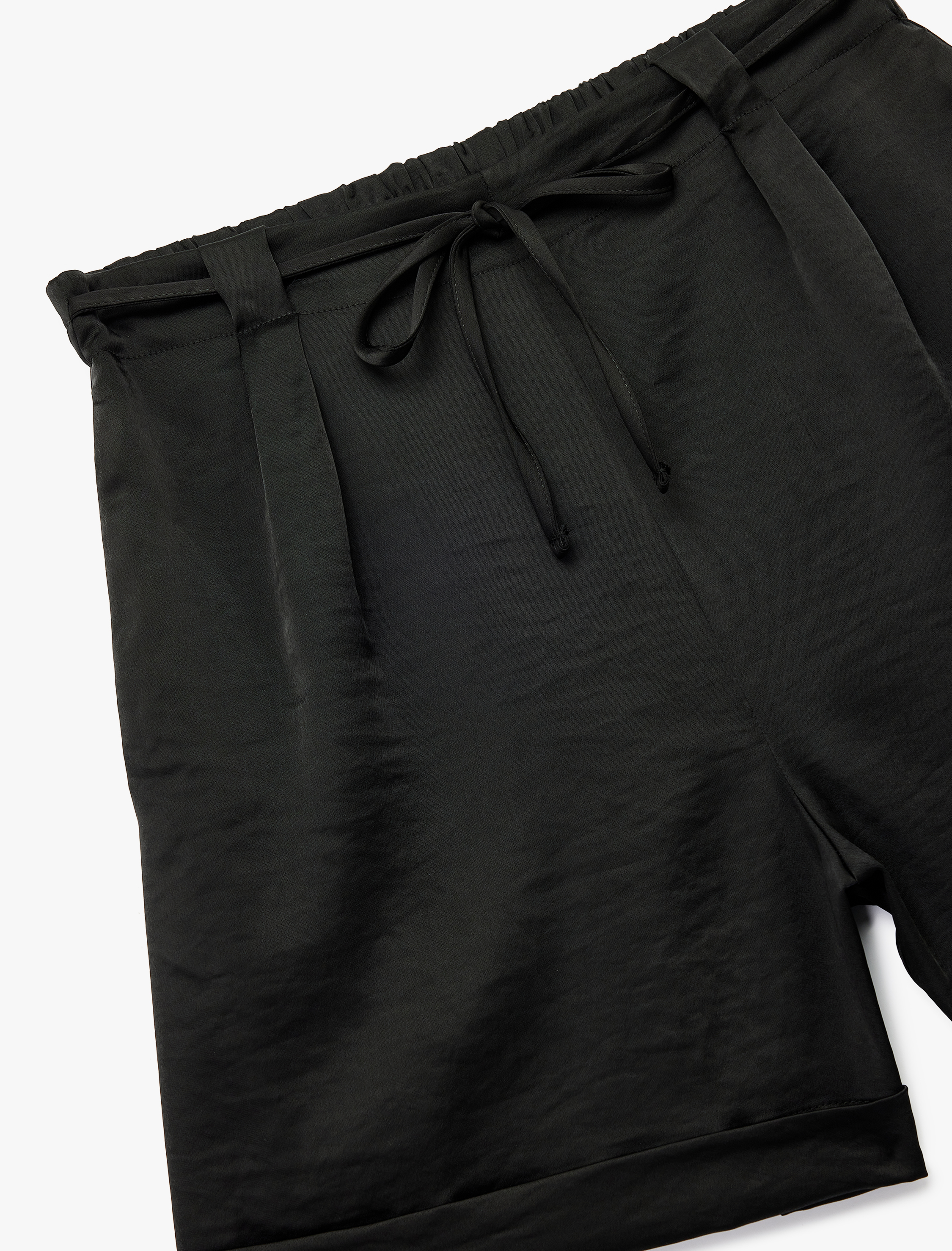   Bağlama Detaylı Cepli Kısa Saten Şort