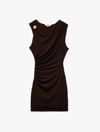 Metal Aksesuarlı Drapeli Degaje Yaka Kolsuz Slim Fit Mini Abiye Elbise