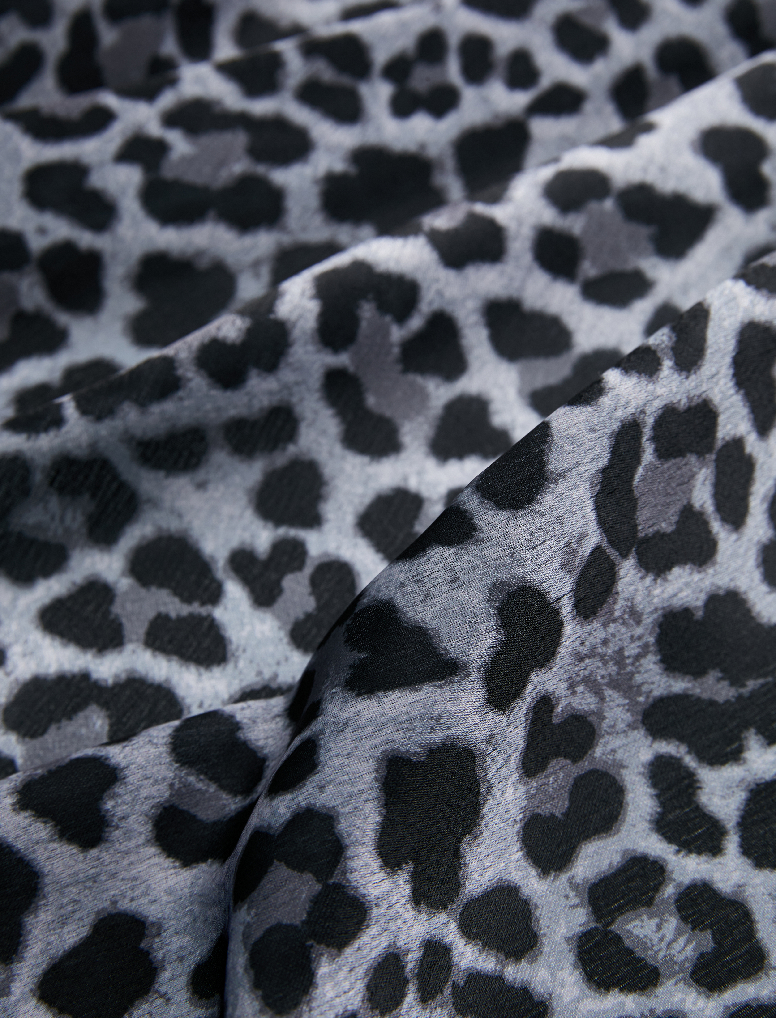  Kadın Leopar Desenli Kare Saten Şal