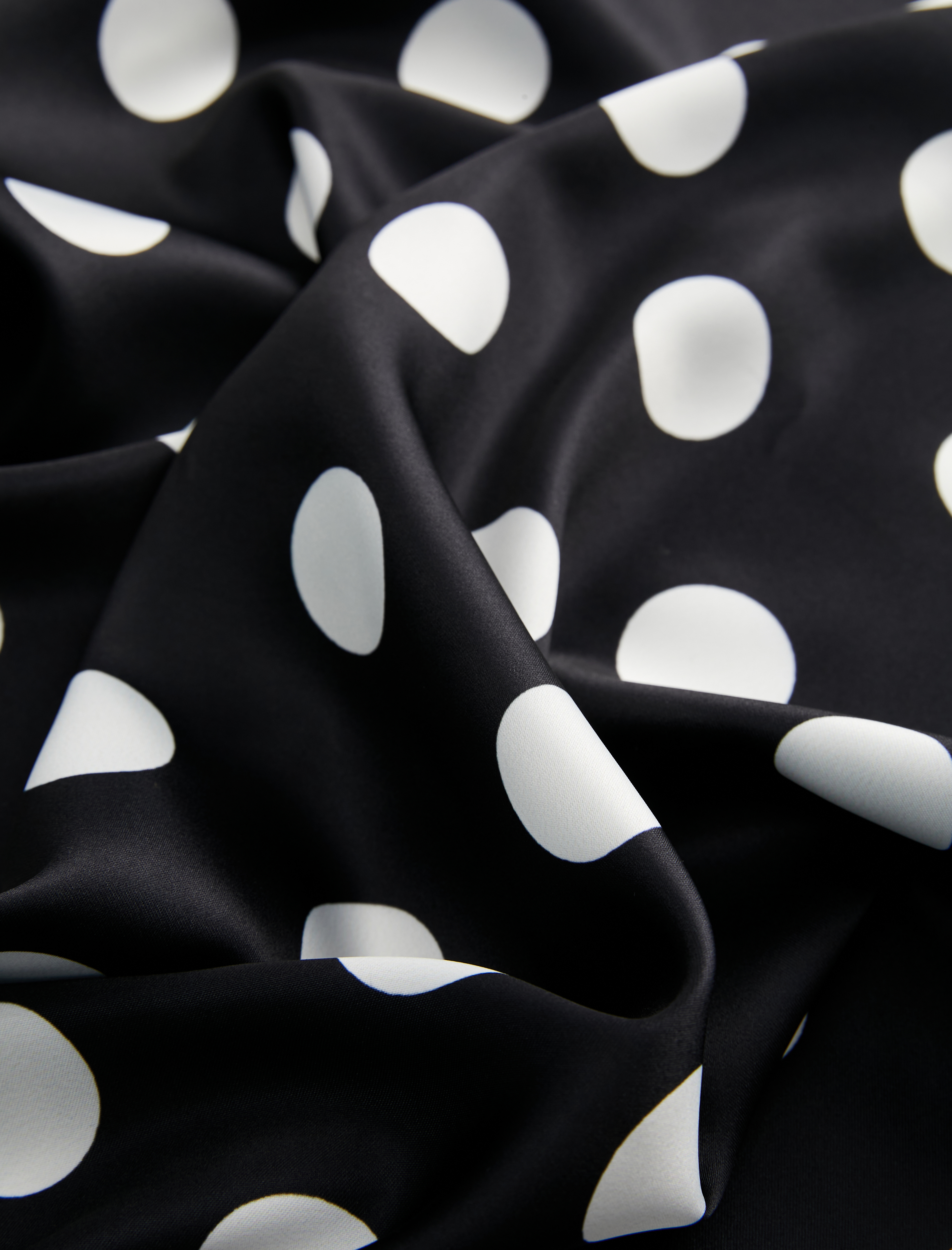  Kadın Puantiyeli Kare Saten Şal