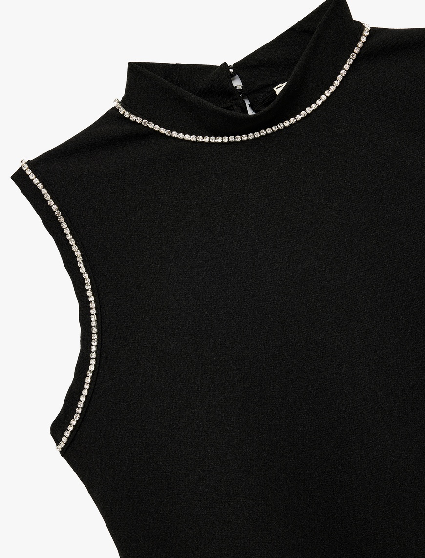   Krep Scuba Kumaş Slim Fit Dik Yaka Kolsuz Taşlı Bluz