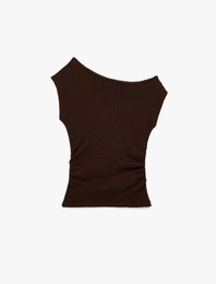 Bürümcük Kumaş Drape Detaylı Asimetrik Kayık Yaka Kolsuz Bluz