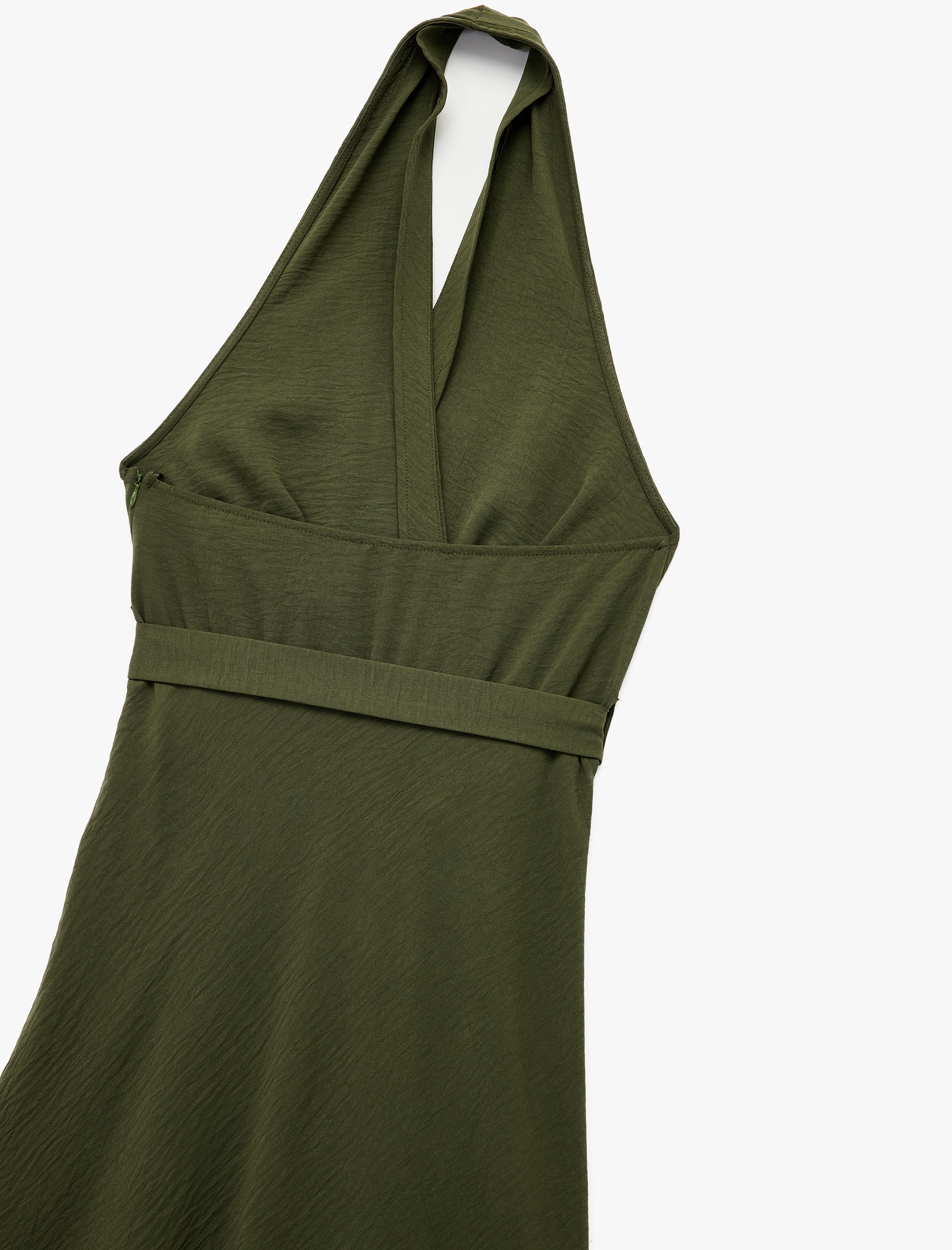   Aerobin Kumaş Sırt Dekolte Detaylı Kemerli Kruvaze Halter Yaka Kloş Elbise