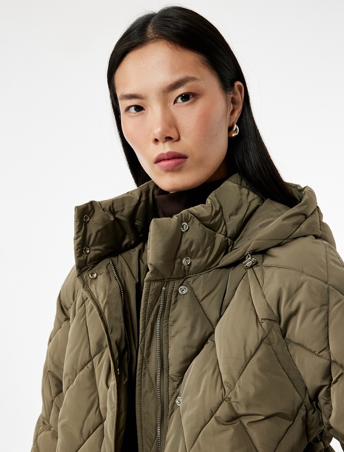  Beli Bağcıklı Uzun Kollu Cepli Su İtici Kapüşonlu Kapitone Şişme Mont