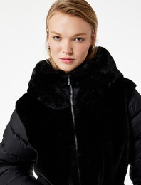 Kapüşonlu Kemer Detaylı Fermuarlı Suni Kürk Kaban