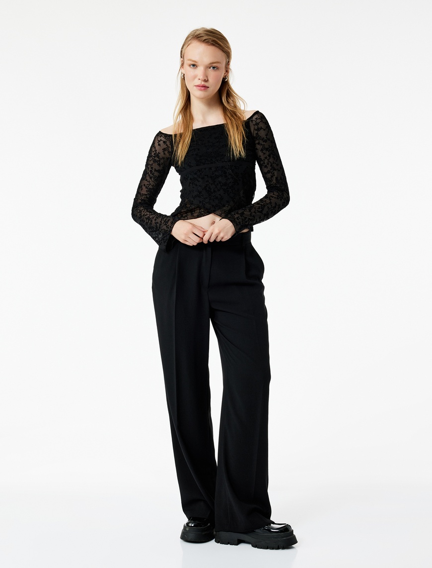   Kare Yaka Uzun Kollu Dantel Detaylı Slim Fit Tişört