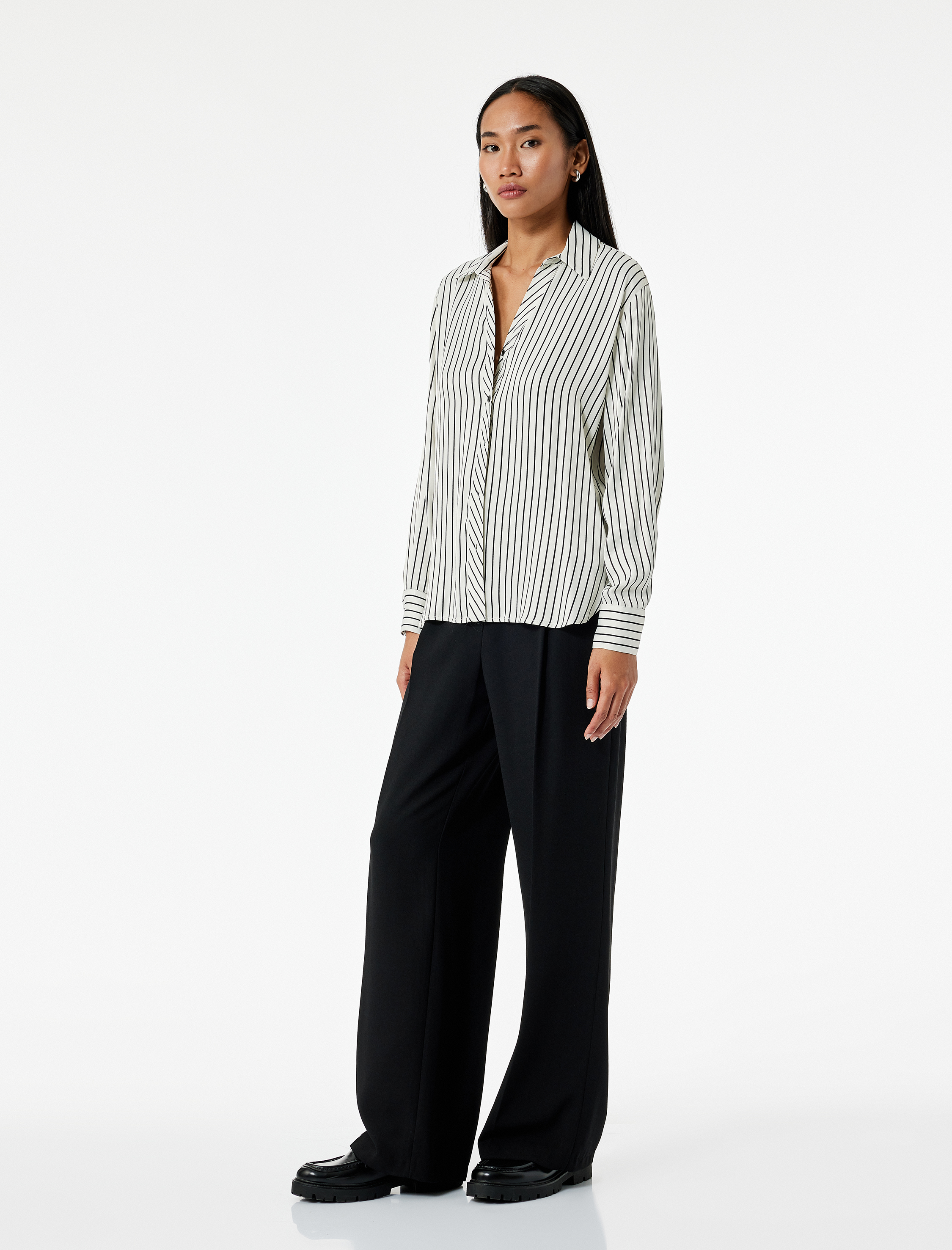   Regular Fit Uzun Kollu Düğmeli Viskon Gömlek