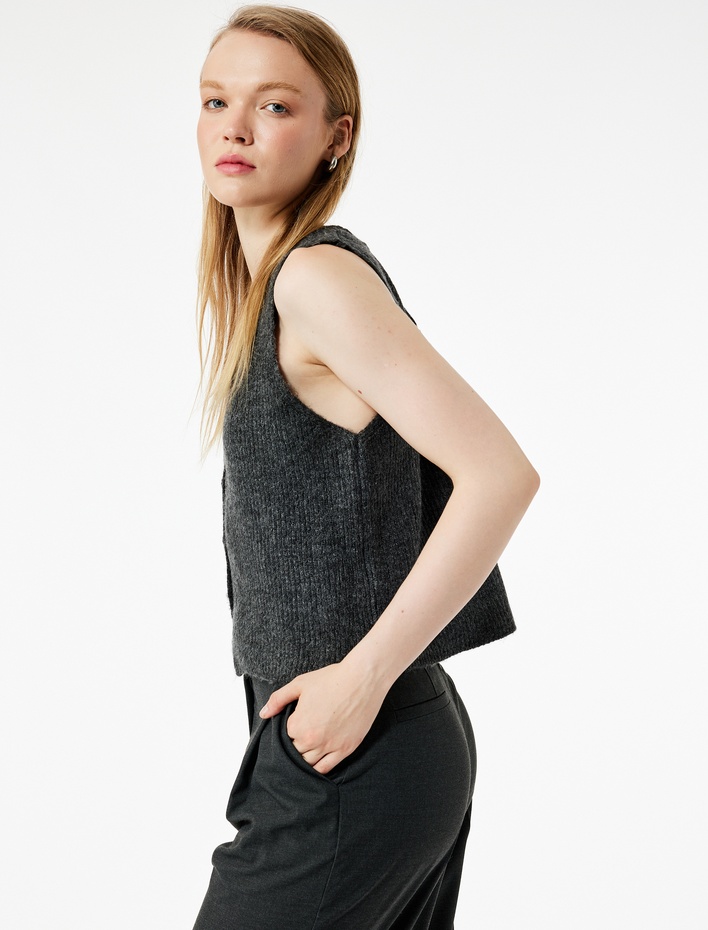  Crop V Yaka Kolsuz Düğmeli Basic Triko Yelek