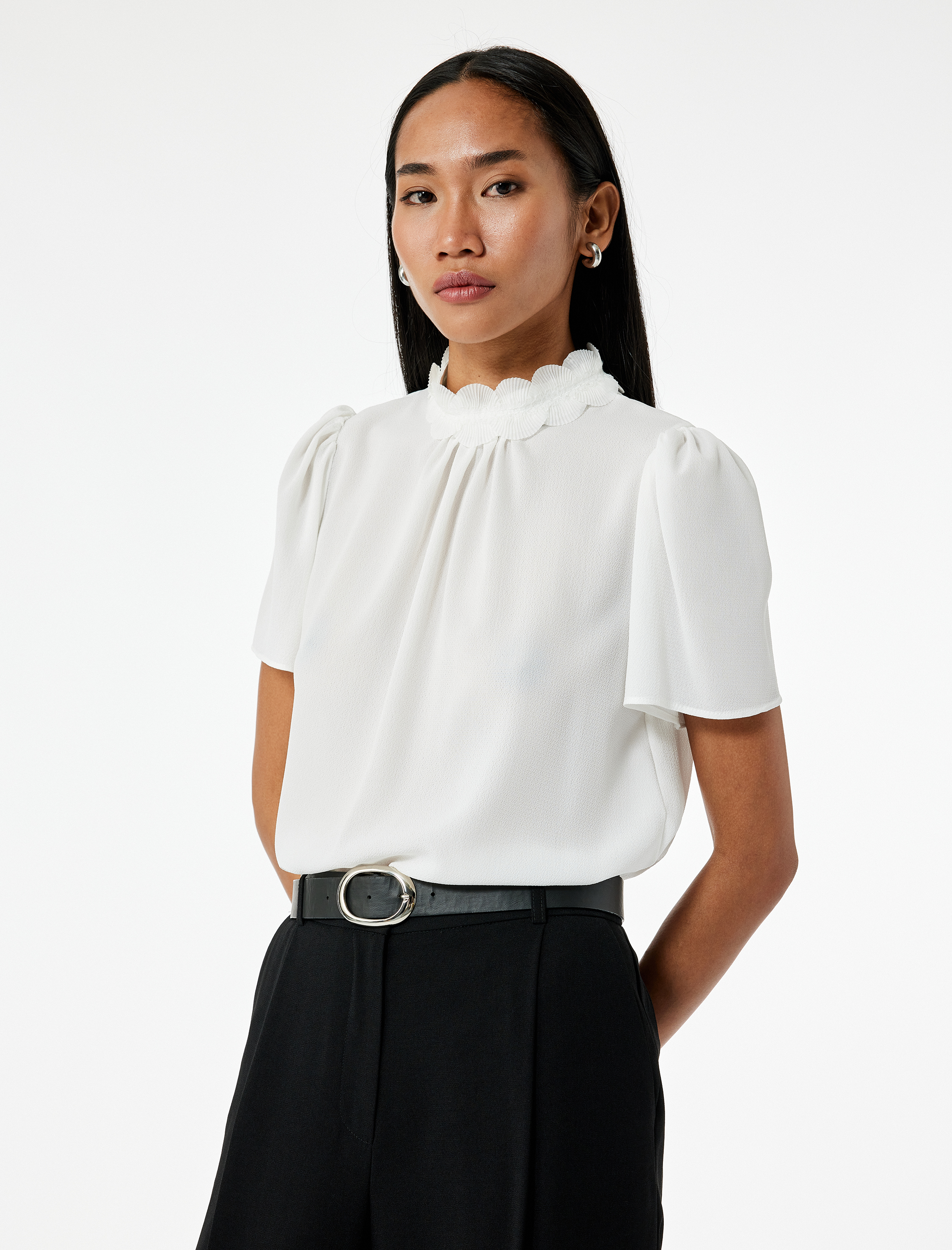   Fırfırlı Dik Yaka Kısa Kollu Bluz