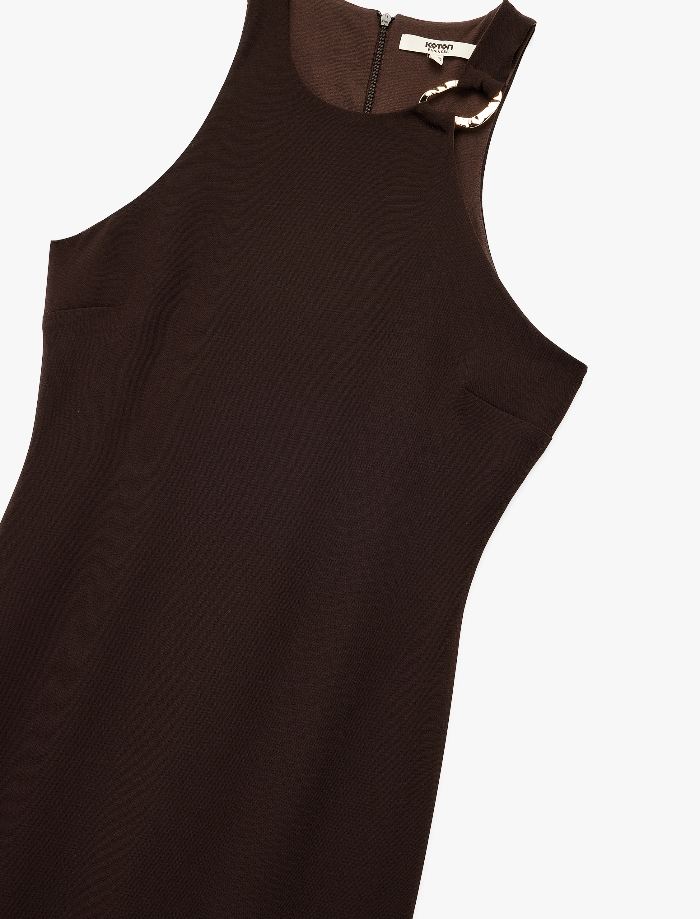   Krep Kumaş Aksesuar Detaylı Kolsuz Halter Yaka Uzun Elbise