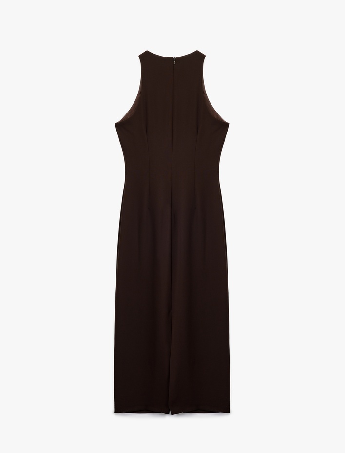  Krep Kumaş Aksesuar Detaylı Kolsuz Halter Yaka Uzun Elbise