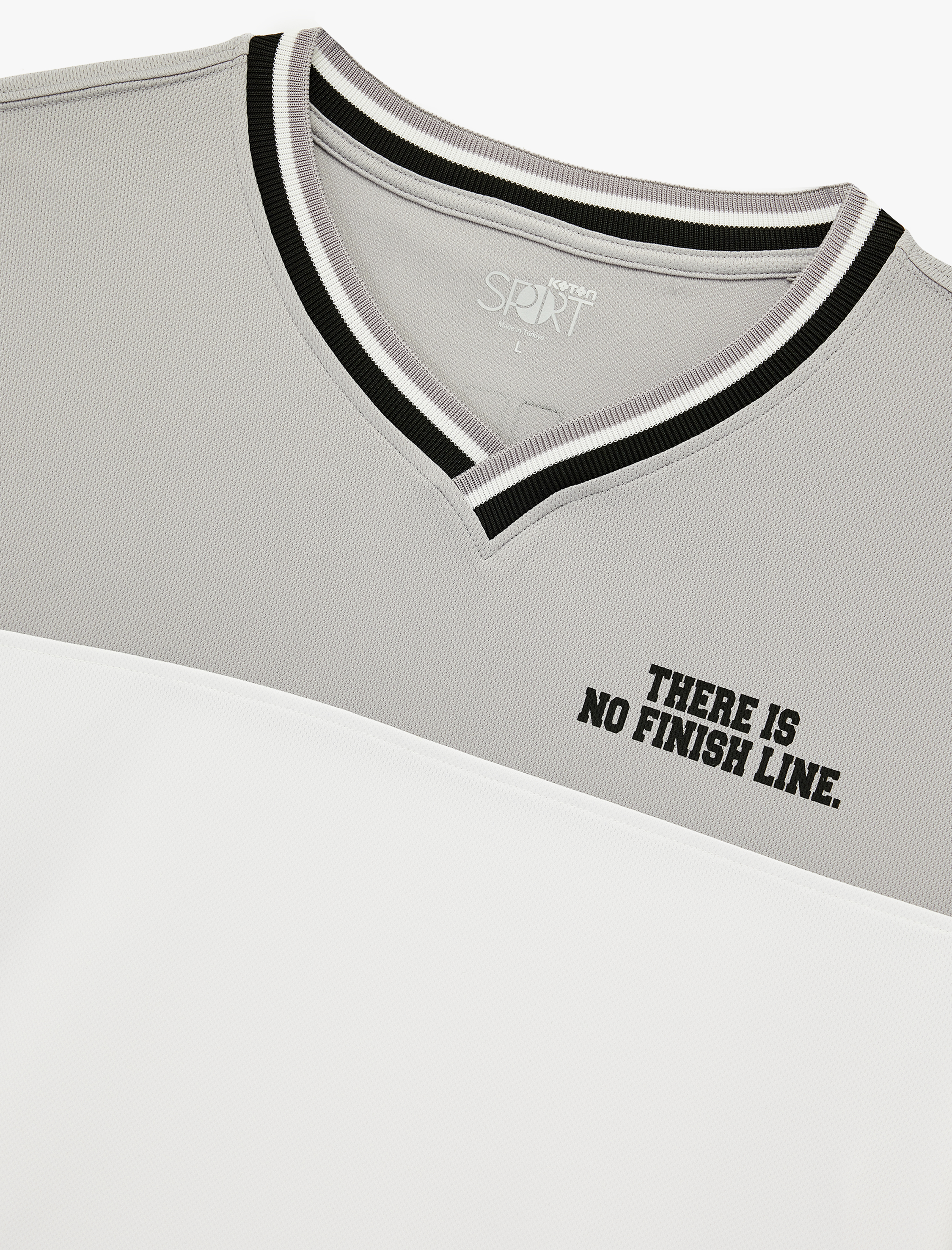   Renk Bloklu V Yaka Yarım Kollu Baskılı Oversize Spor Tişört