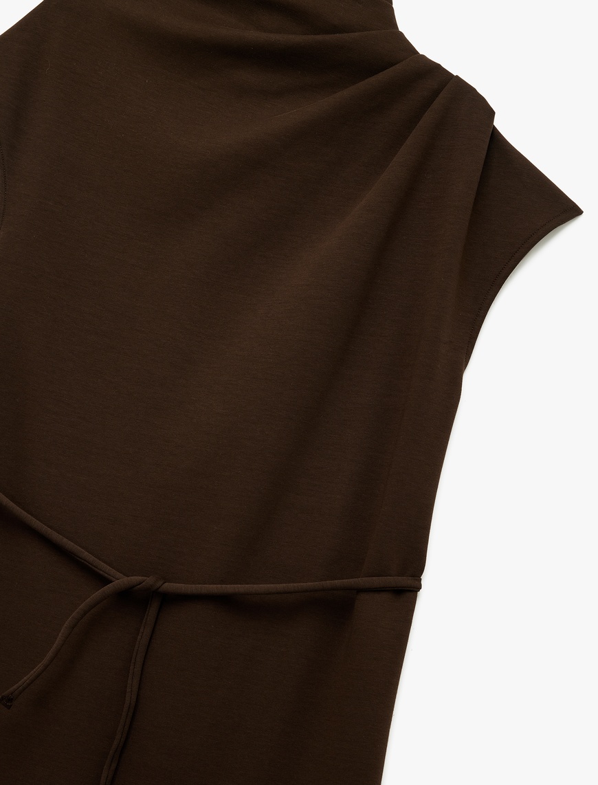   Slim Fit Kemerli Dik Yaka Drape Detaylı Kolsuz Midi Boy Elbise