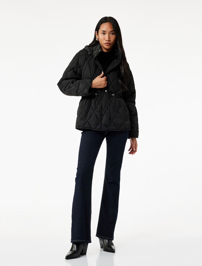  Beli Bağcıklı Uzun Kollu Cepli Su İtici Kapüşonlu Kapitone Şişme Mont