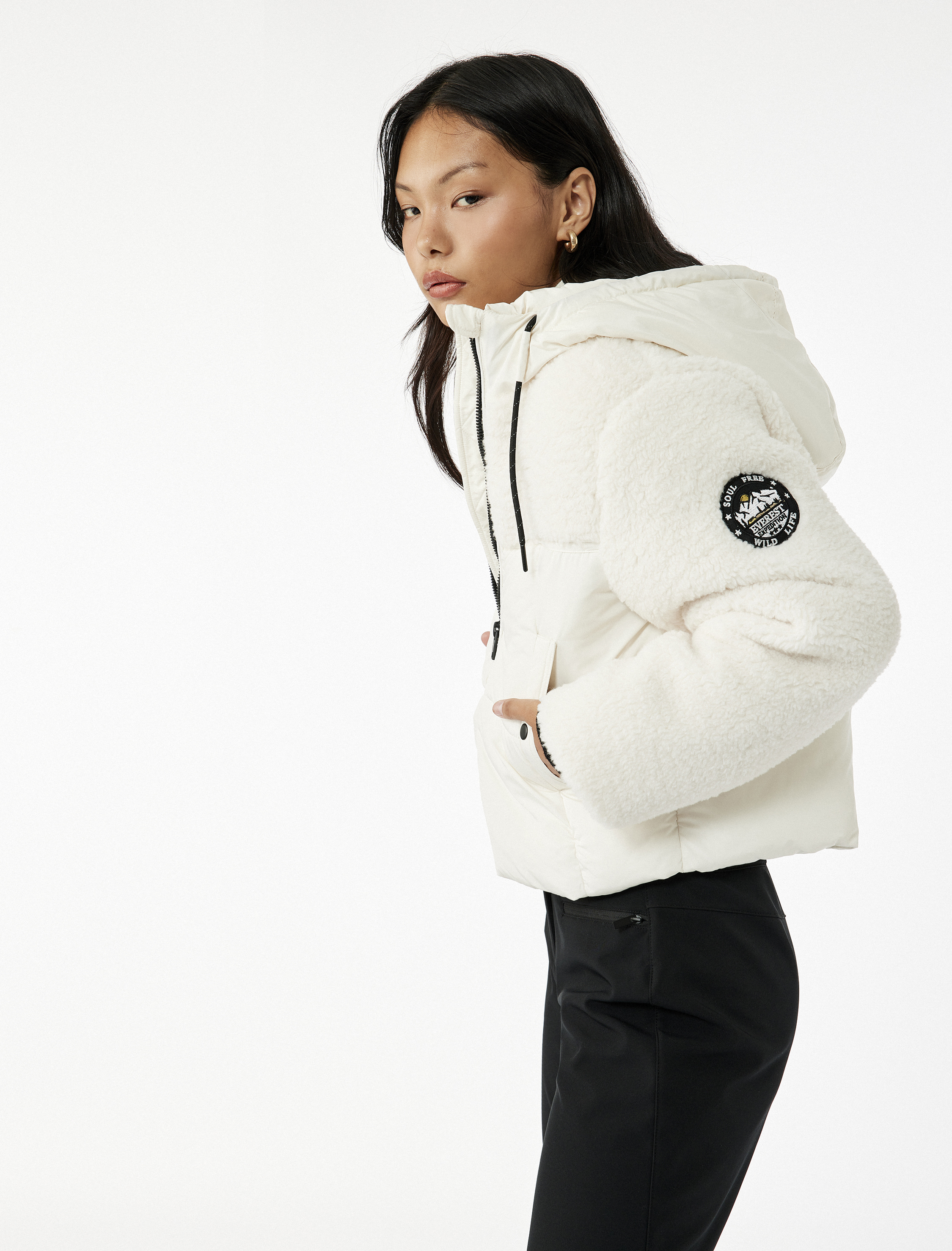 Kapüşonlu Uzun Kollu Peluş Detaylı Baskılı Şişme Mont