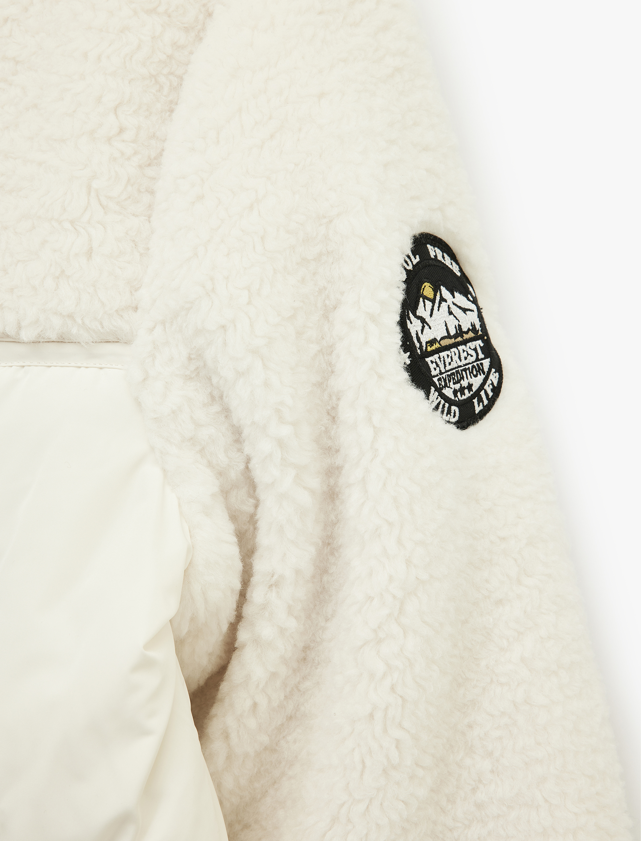 Kapüşonlu Uzun Kollu Peluş Detaylı Baskılı Şişme Mont