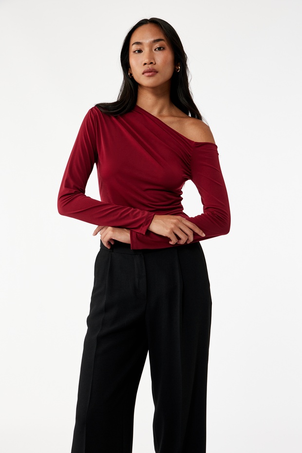  Slim Fit Drape Detaylı Uzun Kollu Asimetrik Tek Omuz Tişört